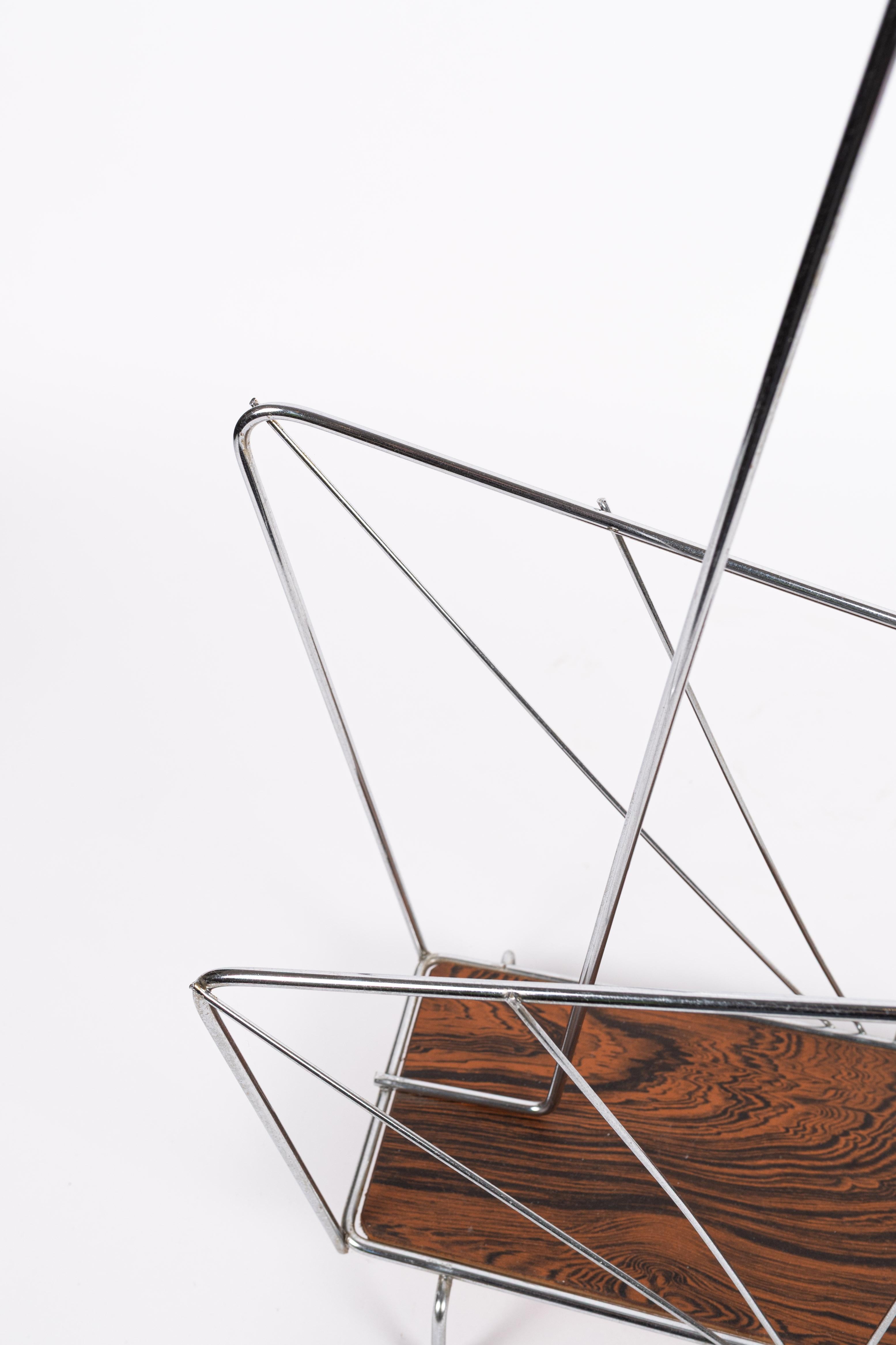 Vintage 1960s metal magazine rack In Good Condition For Sale In Oostende, BE