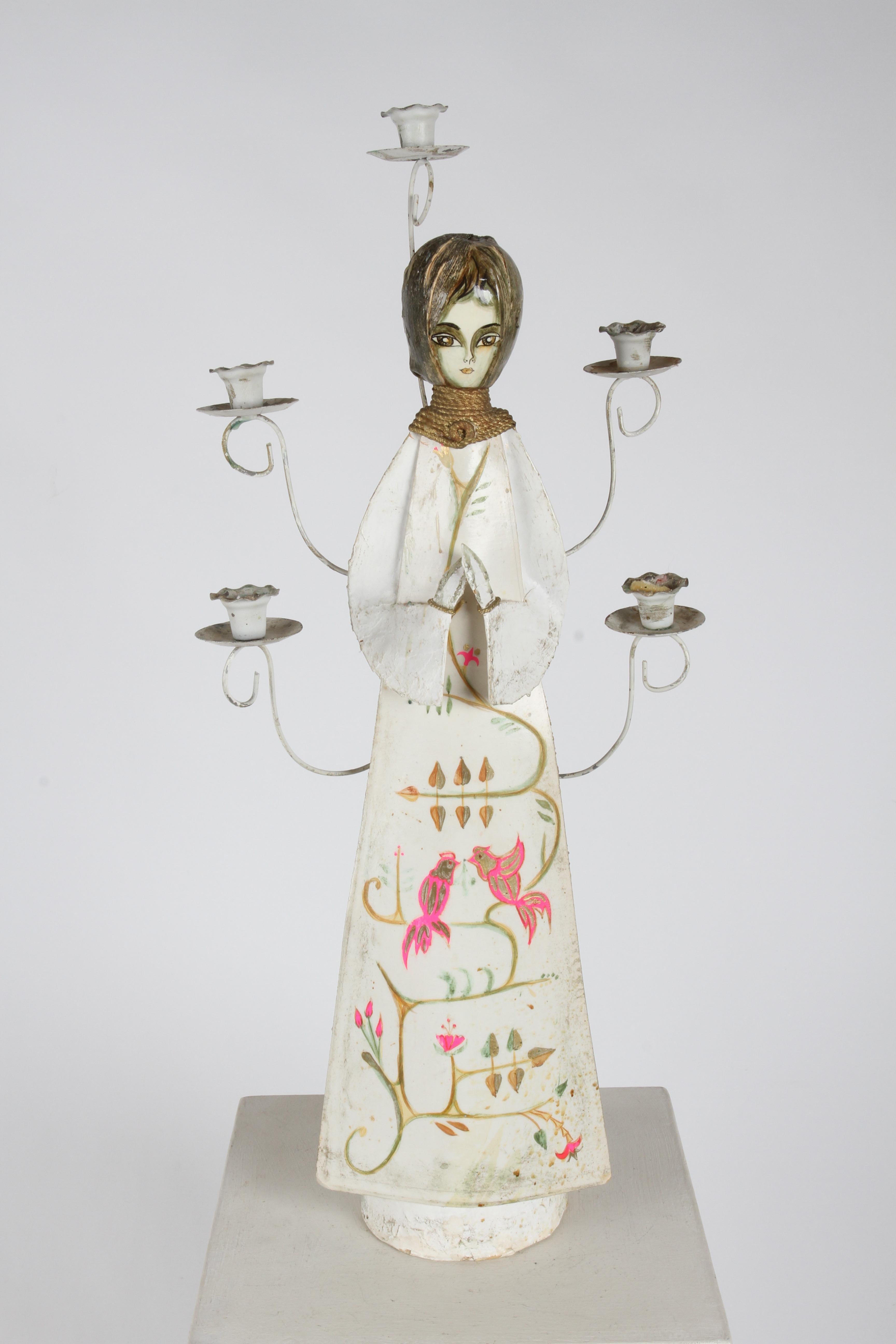 Impressionnant grand ange mexicain des années 1960, peint à la main en papier mâché, avec candélabre à 5 bras. Les détails peints à la main sur la robe blanche comprennent les cheveux, le visage, le collier en corde dorée, les oiseaux roses et dorés