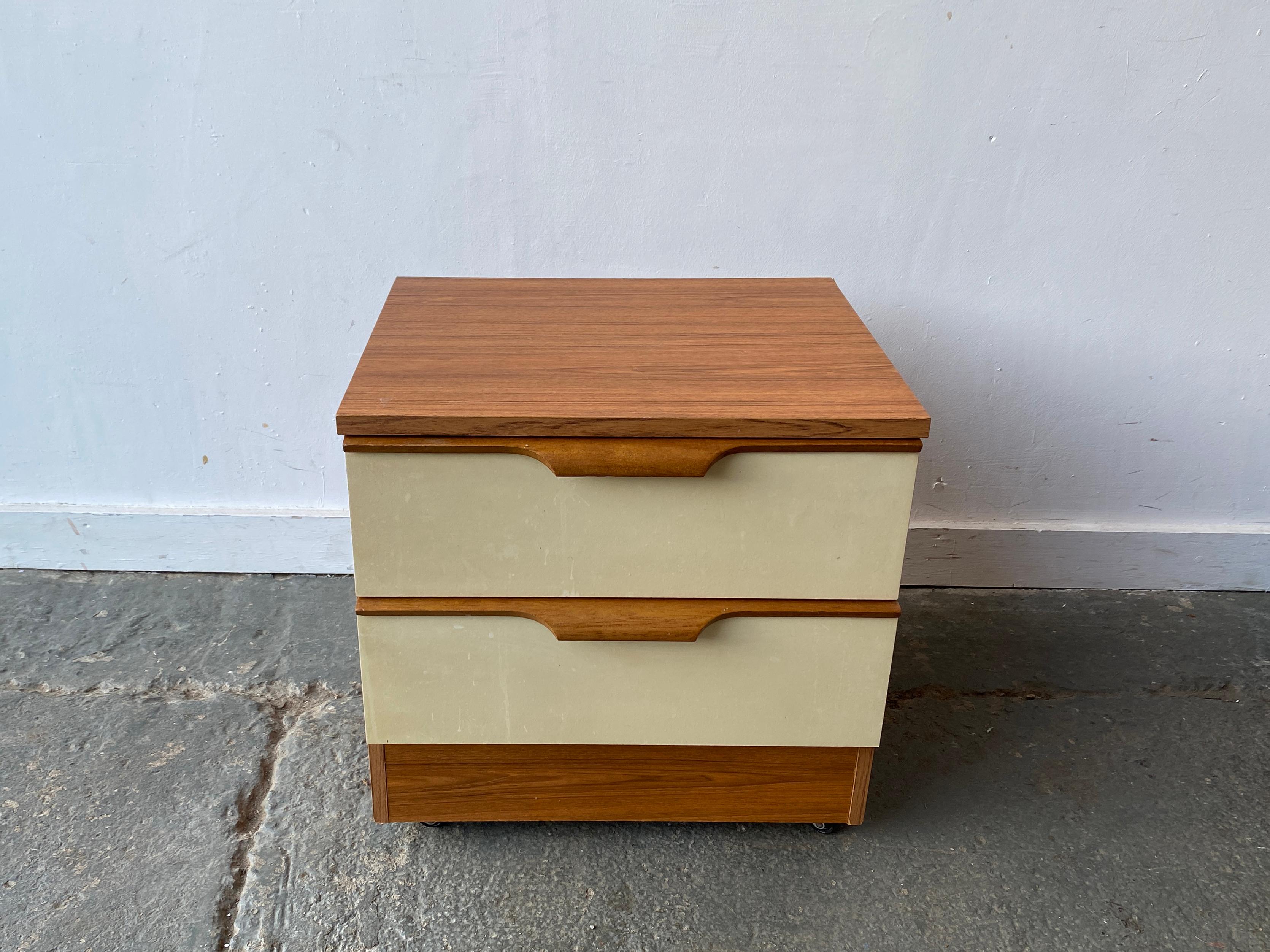 Meuble de chevet Vintage Mid-Century 1960 en Formica avec 2 tiroirs. Finition en Formica dans toute la maison. Il est monté sur des roulettes pour faciliter la manœuvre.

D'autres pièces intéressantes :
Pendant que vous êtes ici...  veuillez