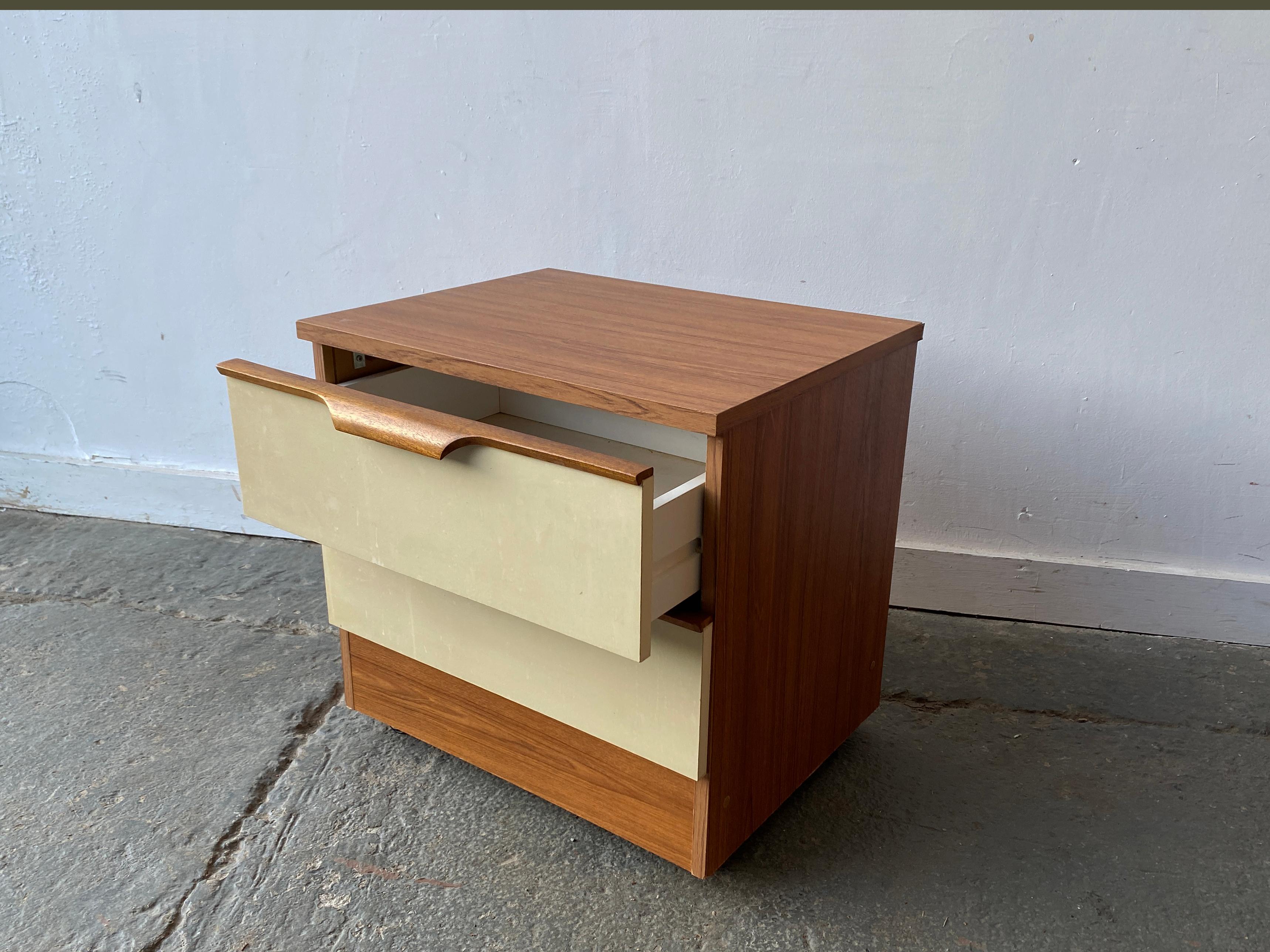 Mid-Century Modern Table de chevet Vintage 1960's Mid-Century en vente