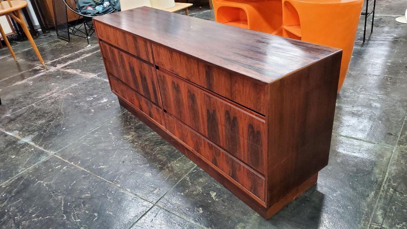 Vintage 1960s Mid Century Brazilian Rosewood 8 Drawer Dresser Made In Denmark In Good Condition For Sale In Monrovia, CA