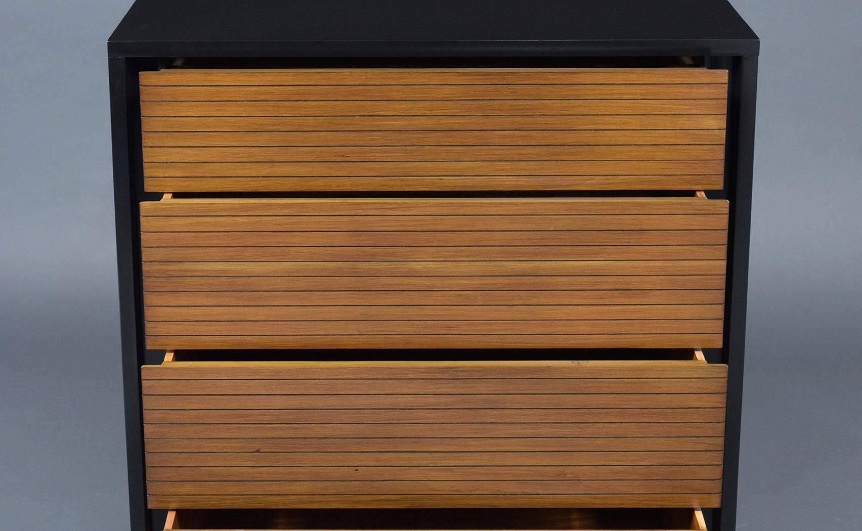 1960s Henredon Walnut Chest of Drawers: Mid-Century Modern Design with Mobility In Good Condition For Sale In Los Angeles, CA