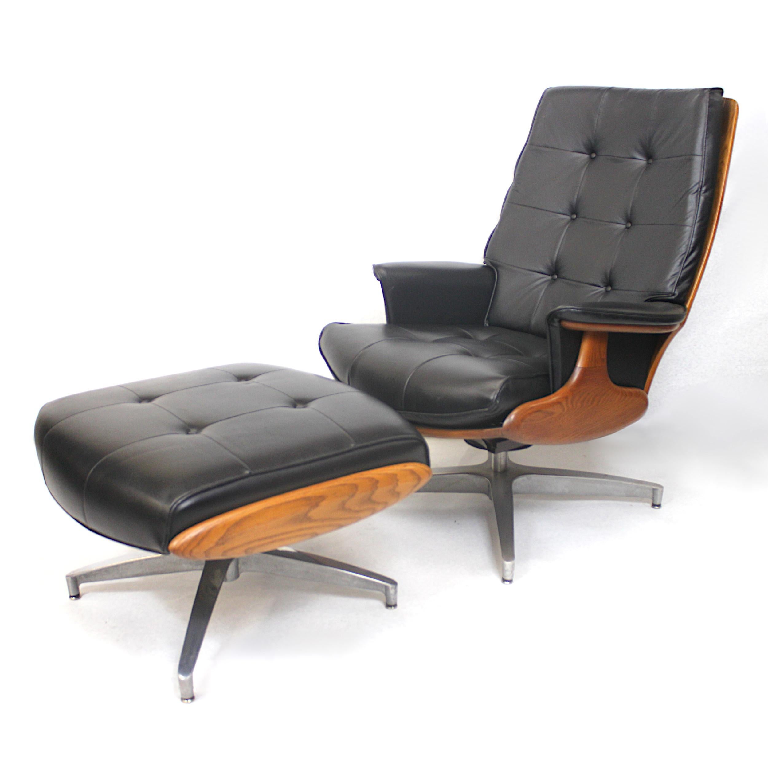 Awesome 1960s Mid-Century Modern lounge chair by Heywood Wakefield. The perfect combination of The Jetsons meets The Flintstones with its mix of wood, aluminum, and vinyl. An iconic design that makes a unique alternative to the Eames lounge chair.