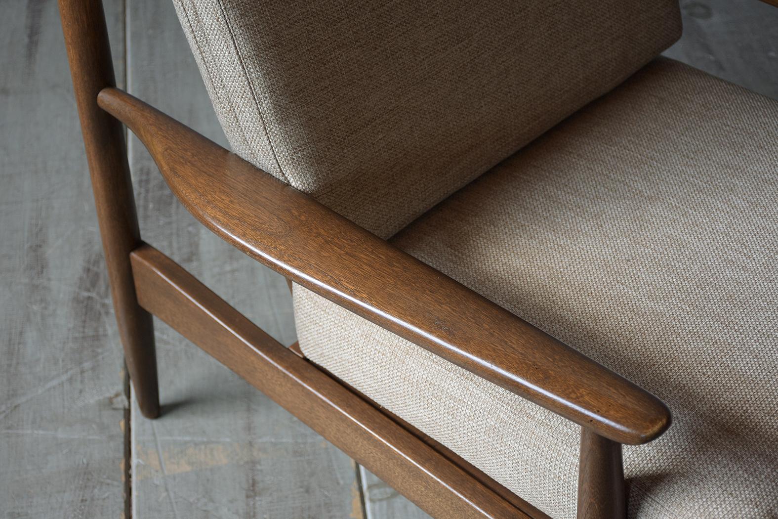Mid-20th Century Vintage Mid-Century Modern Upholstered Walnut Lounge Chair
