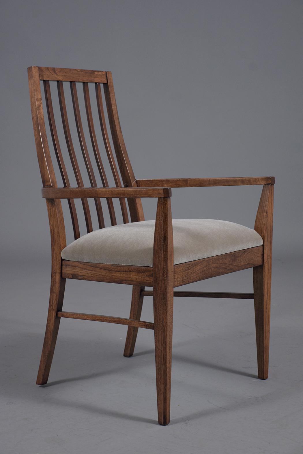 Paar Vintage-Stühle aus Nussbaumholz mit hoher Rückenlehne, Mid-Century Modern, 1960er Jahre (Mitte des 20. Jahrhunderts) im Angebot