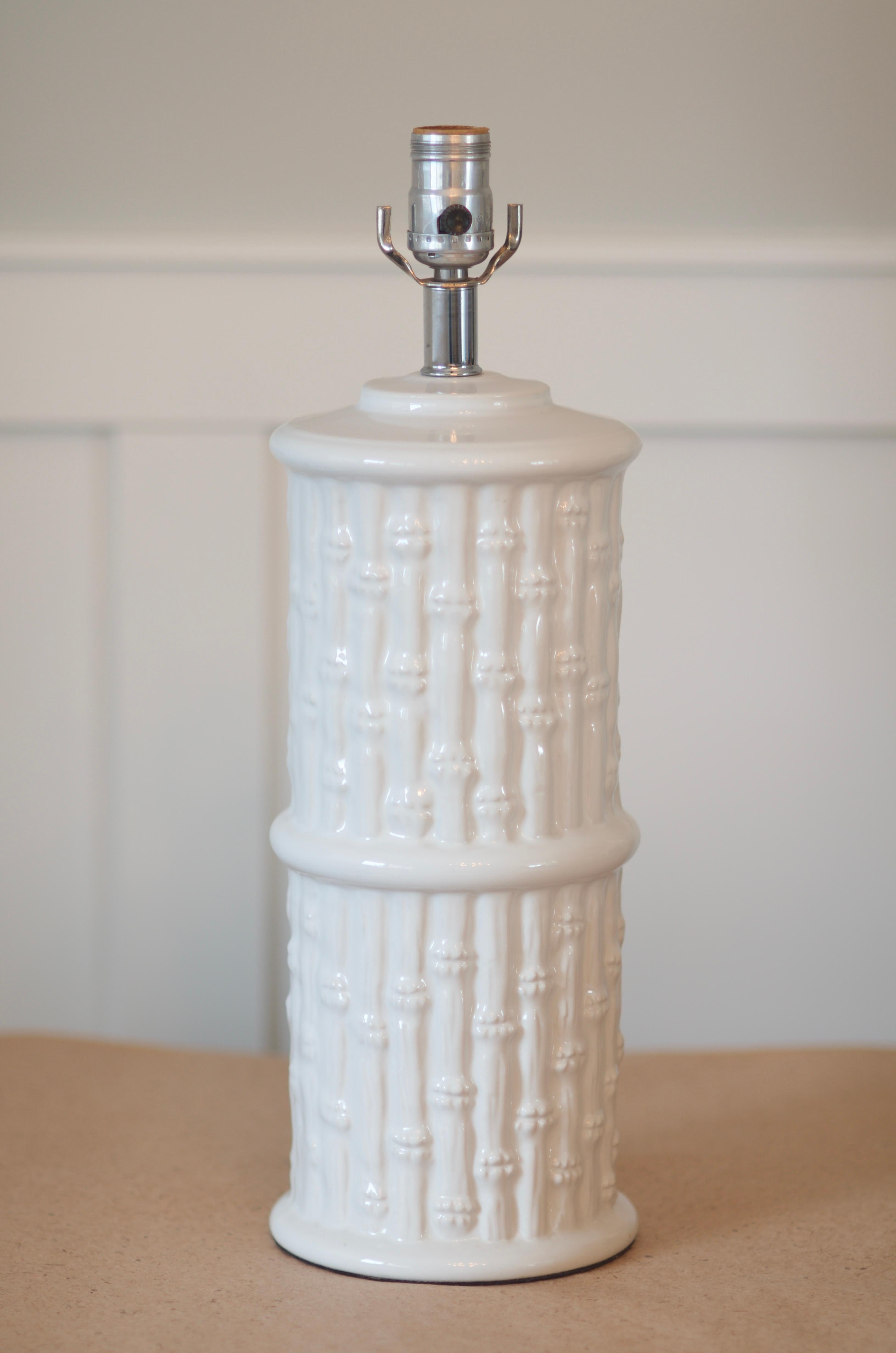 Chinoiserie Vintage 1960s Mid-Century Modern White Ceramic Faux Bamboo Table Lamp For Sale
