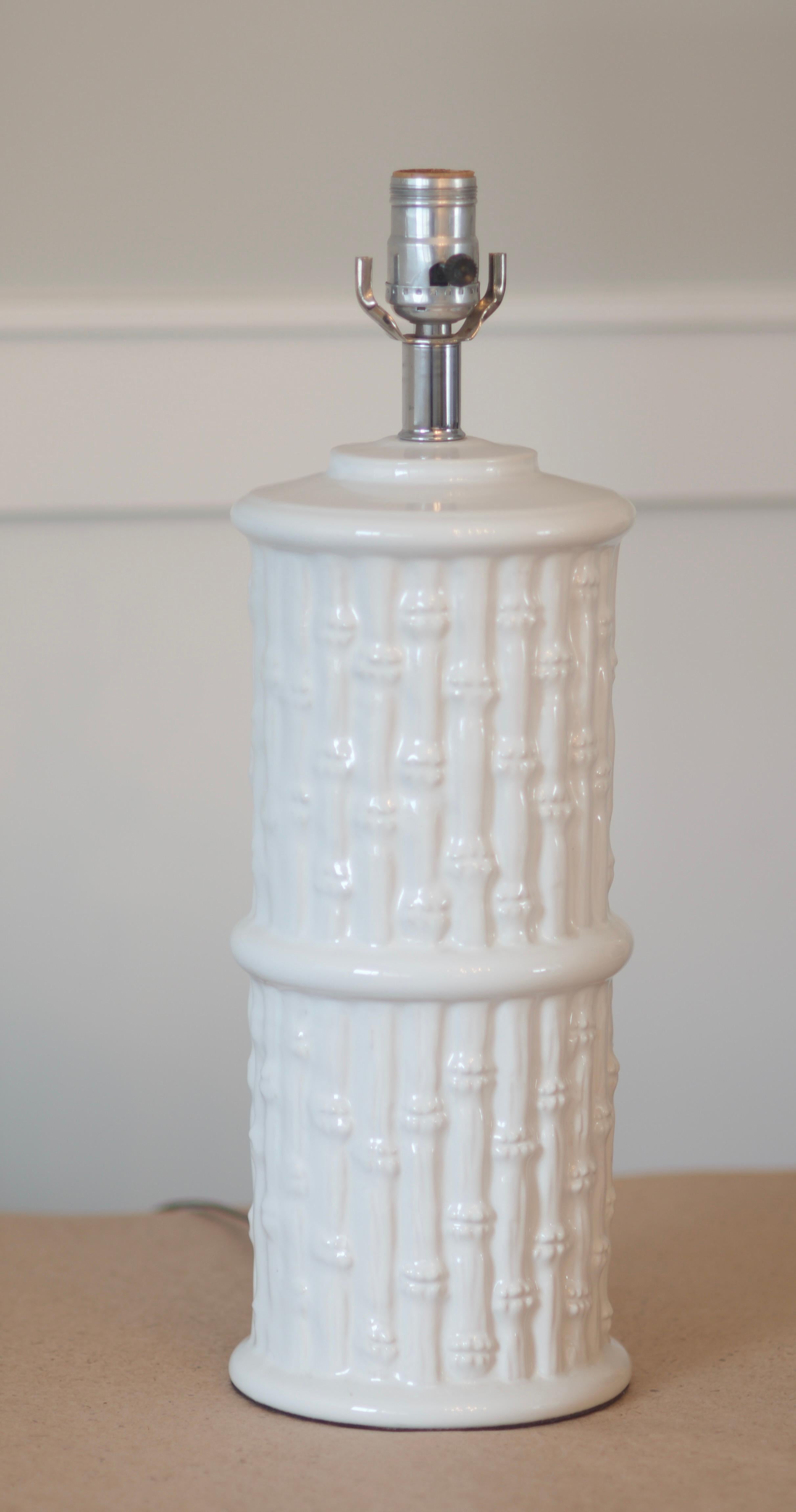 American Vintage 1960s Mid-Century Modern White Ceramic Faux Bamboo Table Lamp For Sale