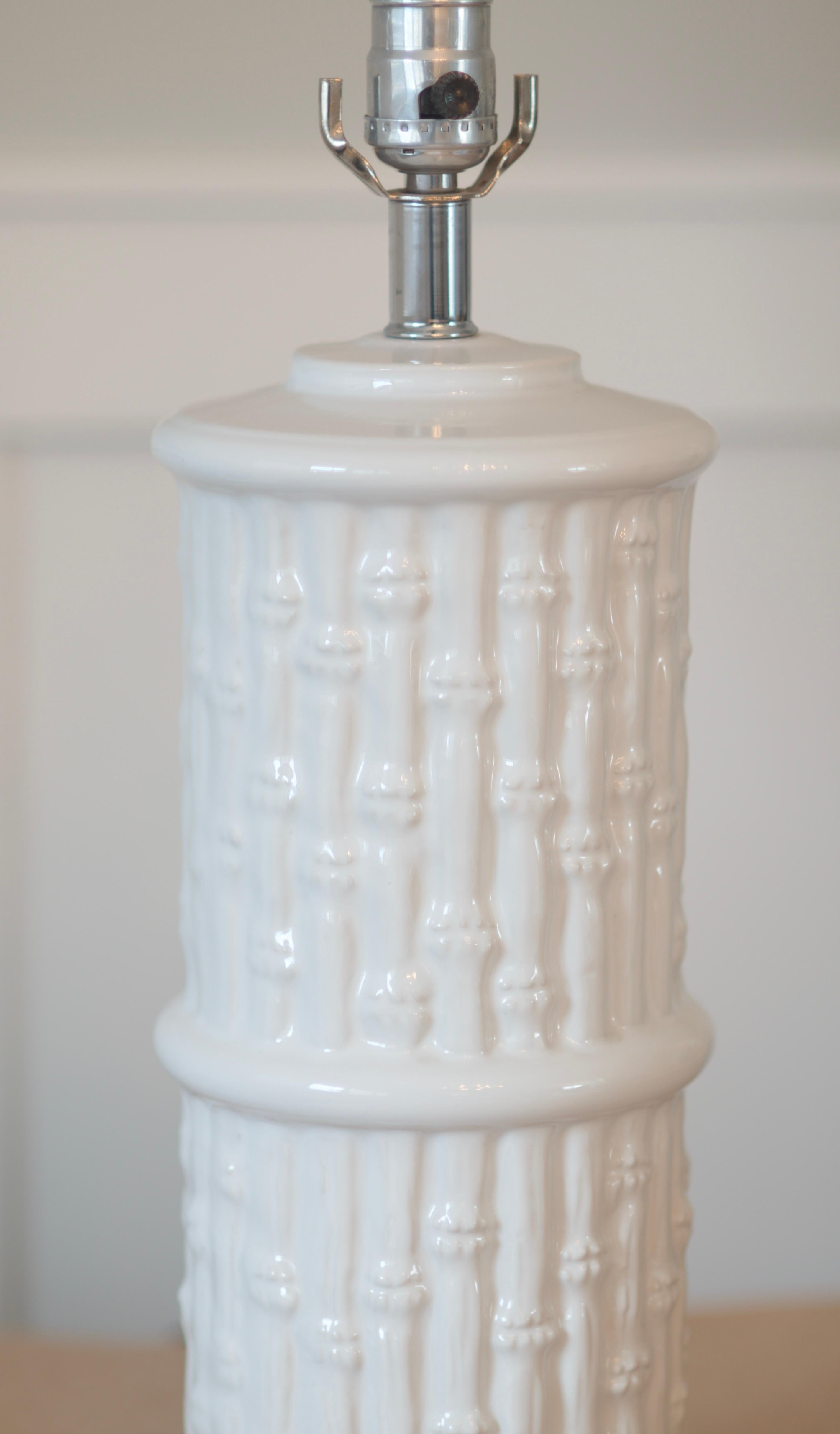 Vintage 1960s Mid-Century Modern White Ceramic Faux Bamboo Table Lamp In Good Condition For Sale In Draper, UT