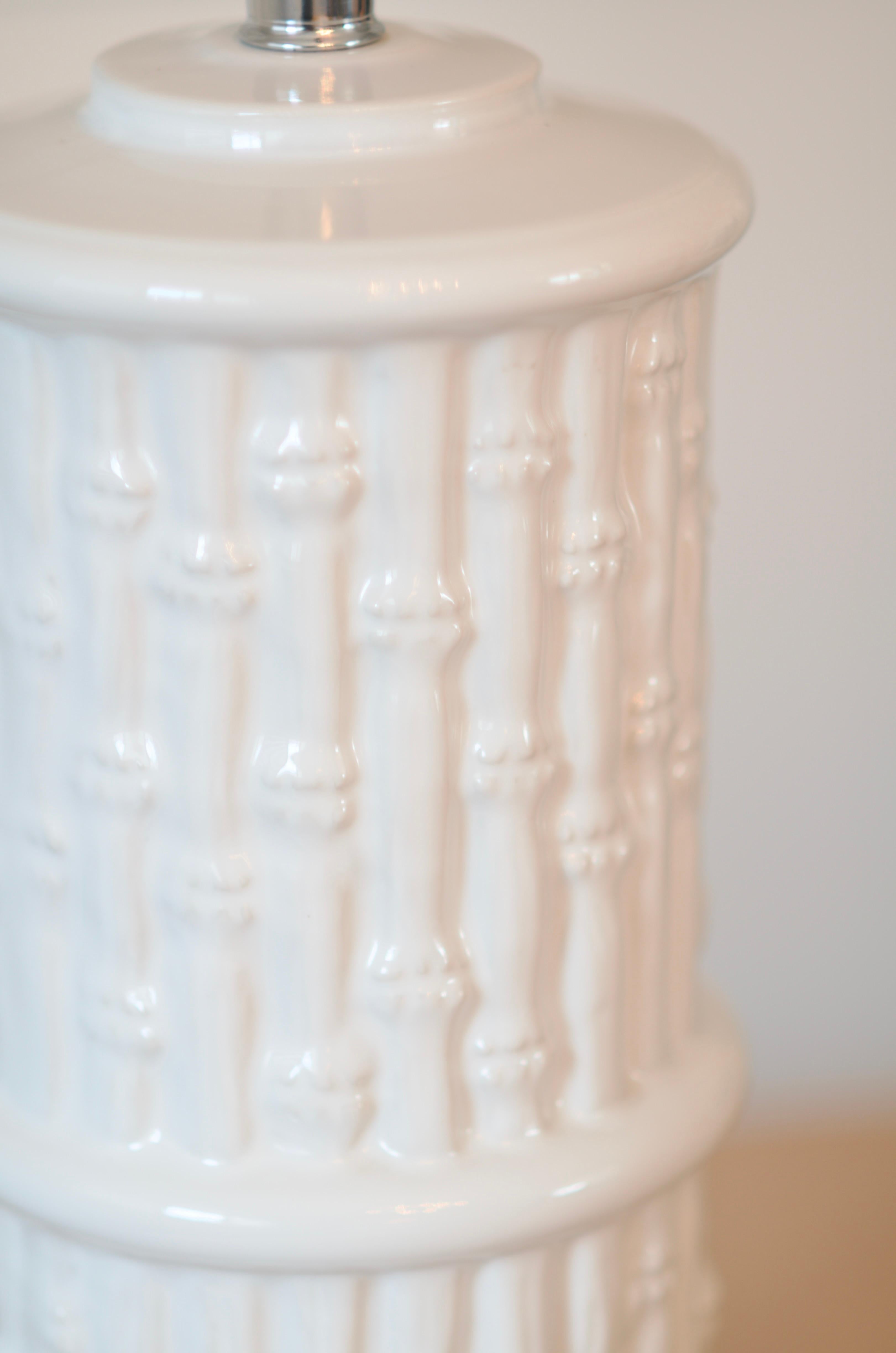 20ième siècle Vintage 1960s Mid-Century Modern White Ceramic Faux Bamboo Table Lamp en vente