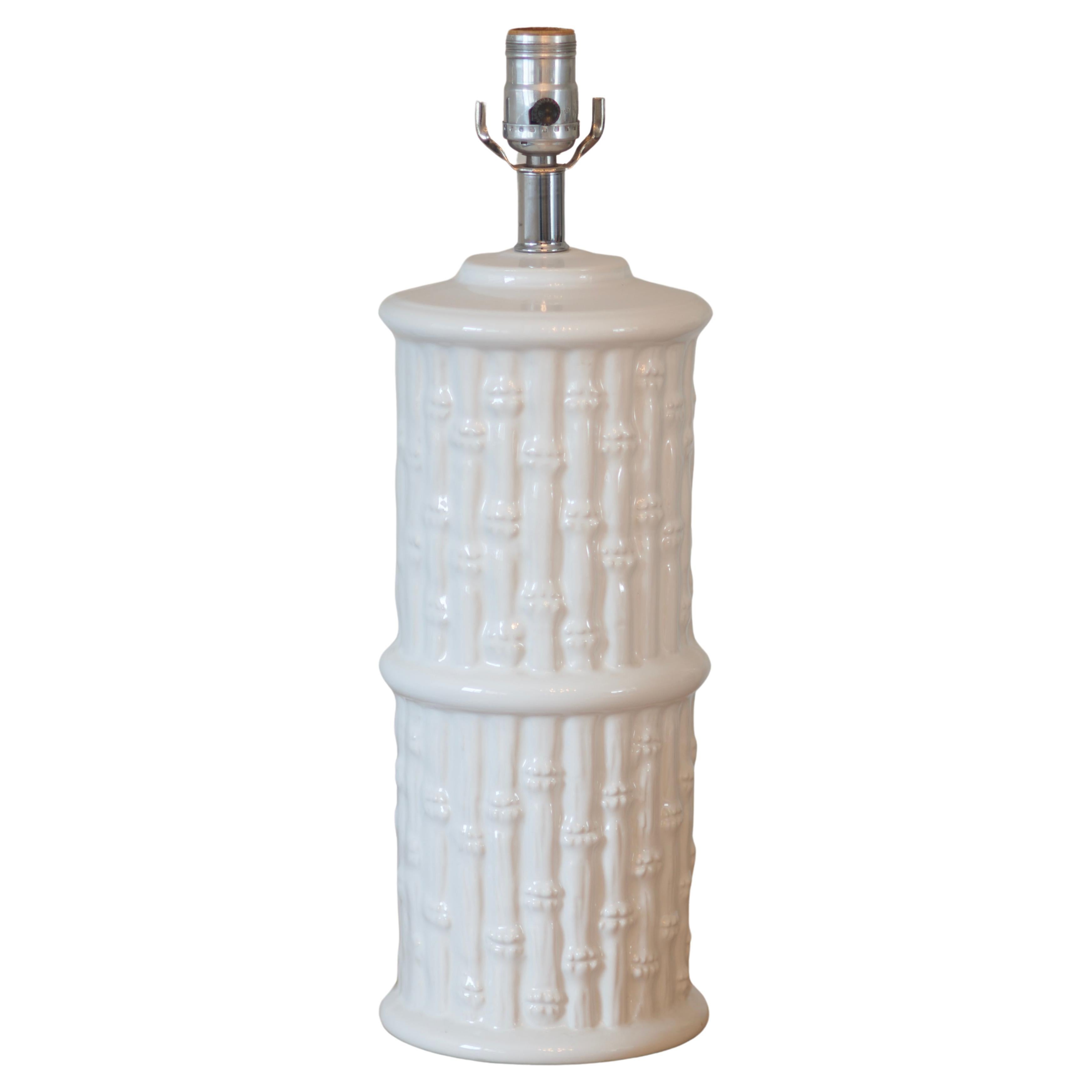 Vintage 1960s Mid-Century Modern White Ceramic Faux Bamboo Table Lamp en vente