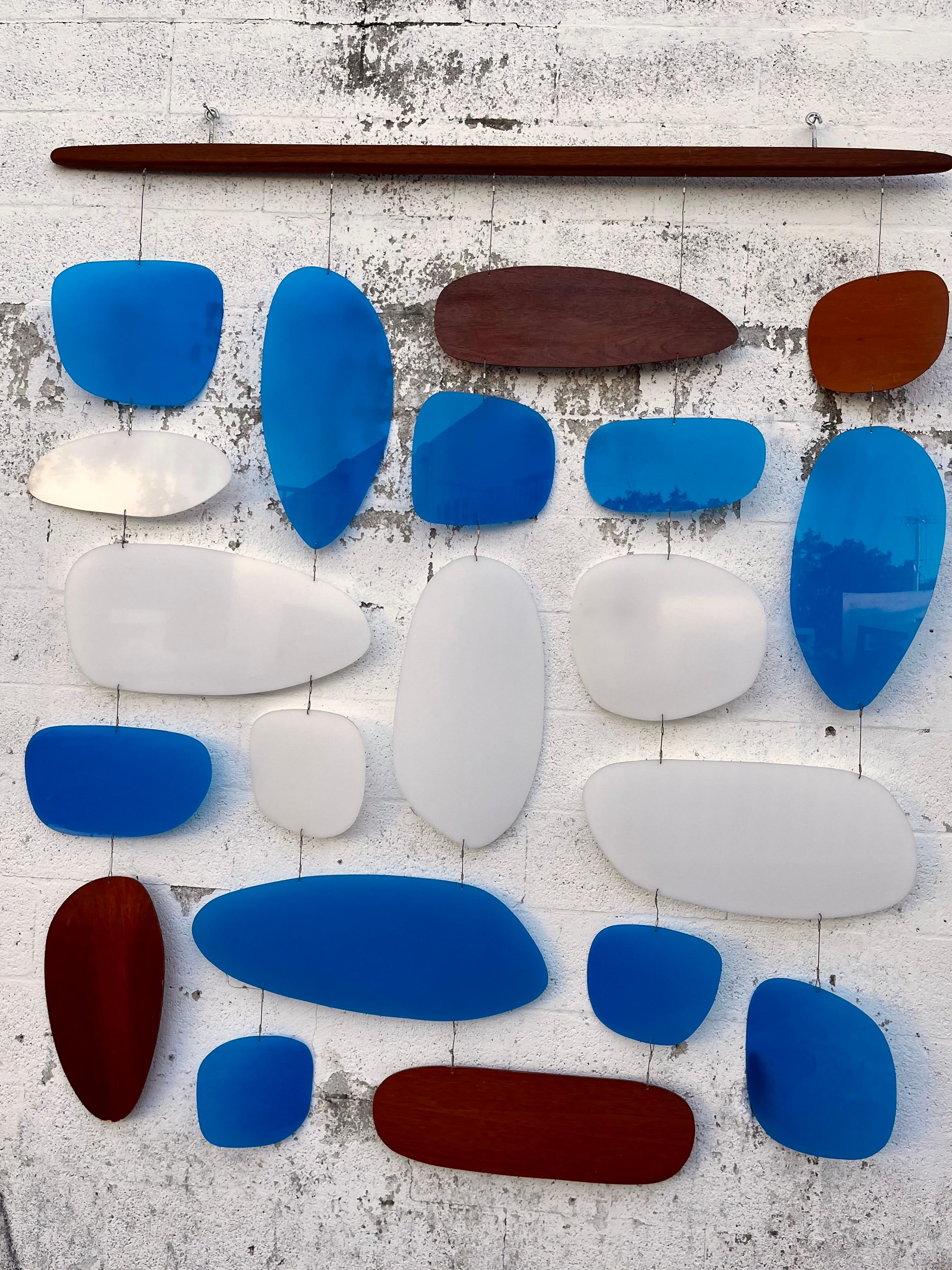 Modernistische, handgefertigte Hänge-Wandskulptur/Schrankteiler, 1960er Jahre im Angebot 1