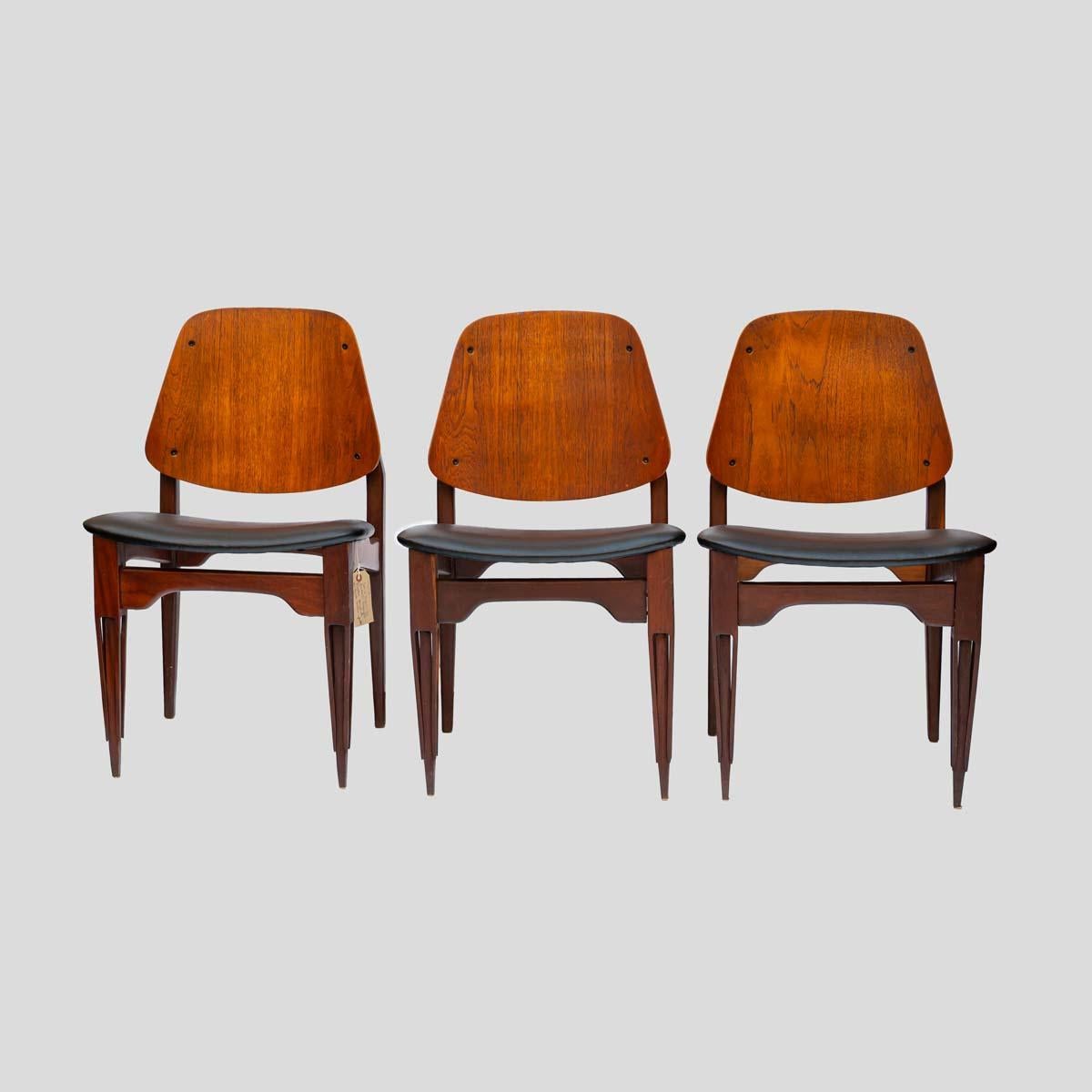A beautiful modernist 1960s set of 6 chairs Italian design by Fratelli Proserpio, solid Teak wooden frame and back with upholstered leather seats, elegant legs on tapered feet.
This chairs are comfortable, sleek and timeless.
 
