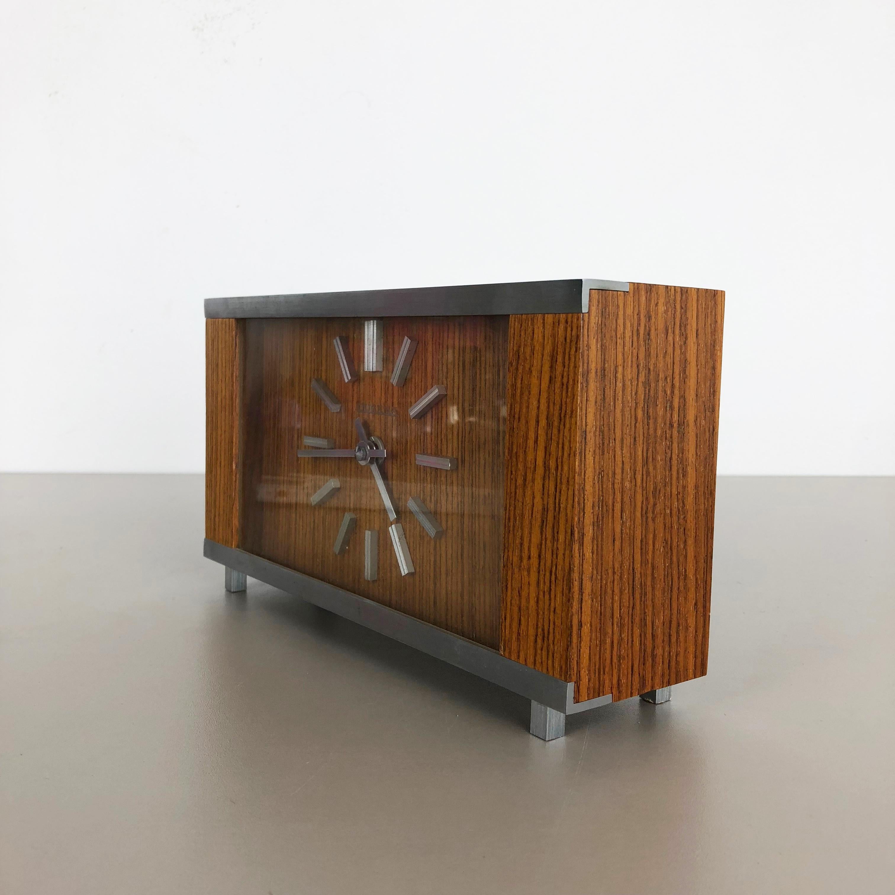 designer table clock