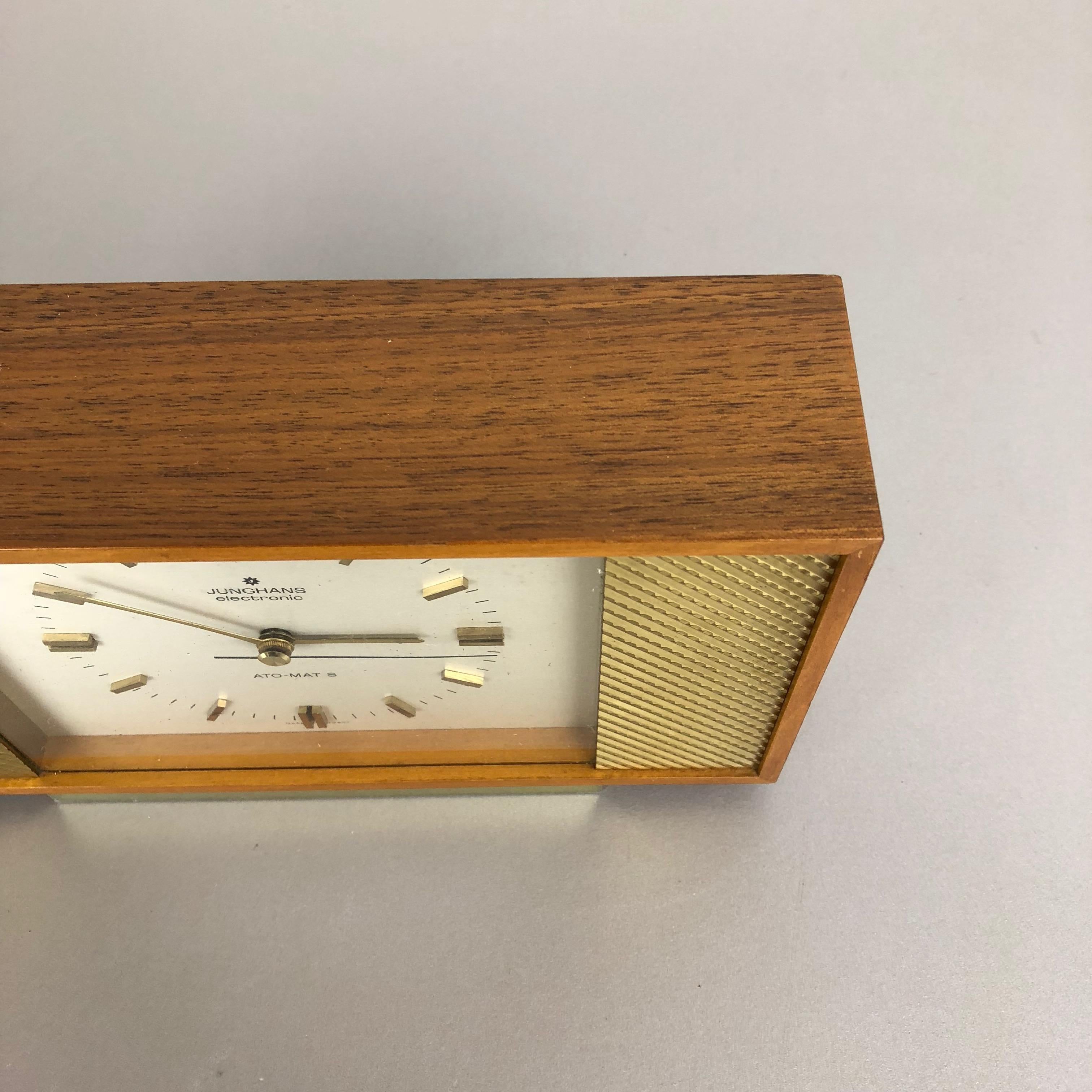Vintage 1960s Modernist Wooden Teak Table Clock by Junghans Electronic, Germany In Good Condition In Kirchlengern, DE