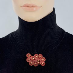 Broche vintage MONIQUE VEDIE des années 1960, en résine Talosel, motif « fleur de corail »