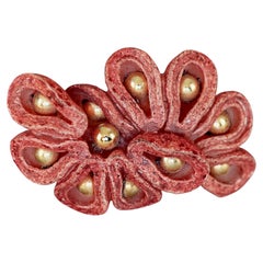 Broche vintage MONIQUE VEDIE des années 1960, en résine Talosel, motif « fleur de corail »