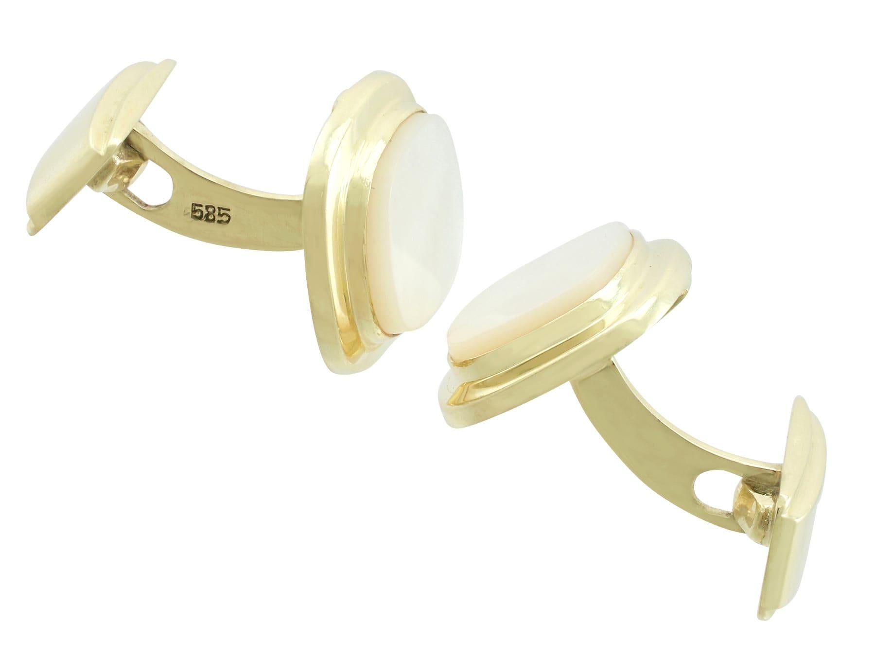 1960s Mother of Pearl Yellow Gold Cufflinks In Excellent Condition For Sale In Jesmond, Newcastle Upon Tyne