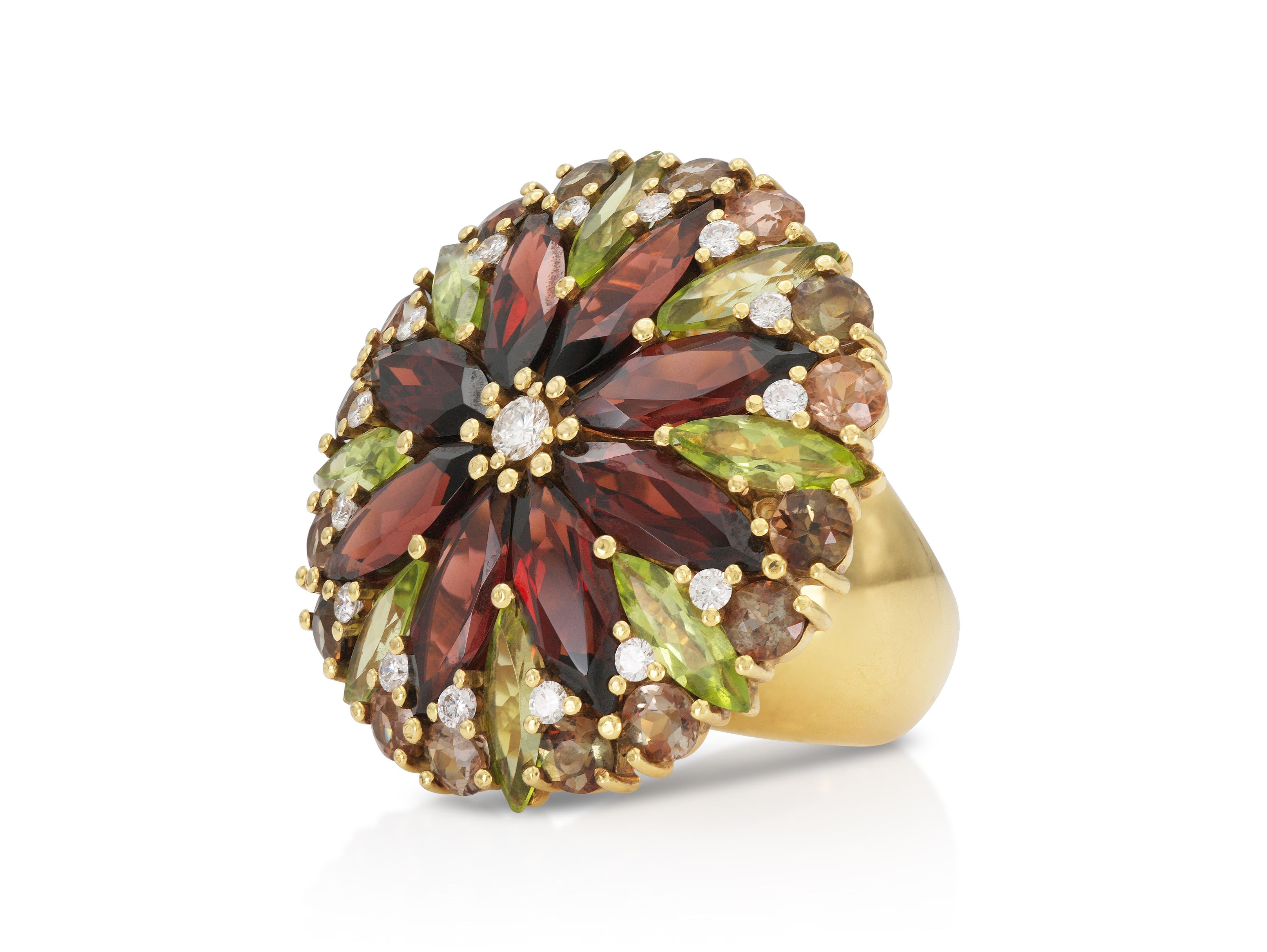 Finemente realizzato in oro giallo 18 carati con Granati e Peridoti taglio Marquise e Topazi e Diamanti taglio Round.
Circa anni '60
Taglia 8, ridimensionabile