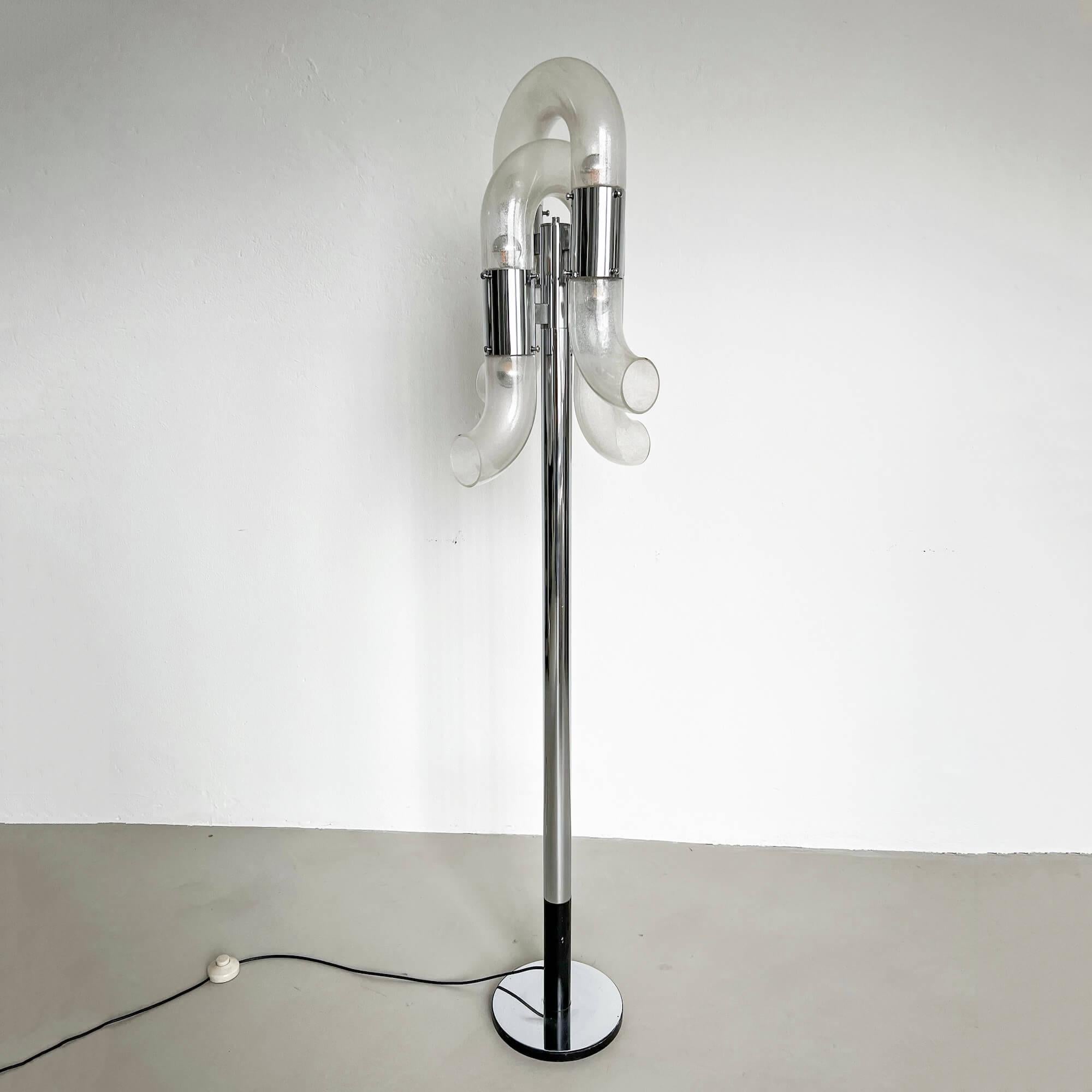La collaboration entre le designer-verrier Carlo Nason et le four Mazzega, basé à Murano, est probablement la plus prolifique et la plus célèbre de l'histoire de la verrerie artistique. Le résultat de cette relation, qui dure depuis plus de deux