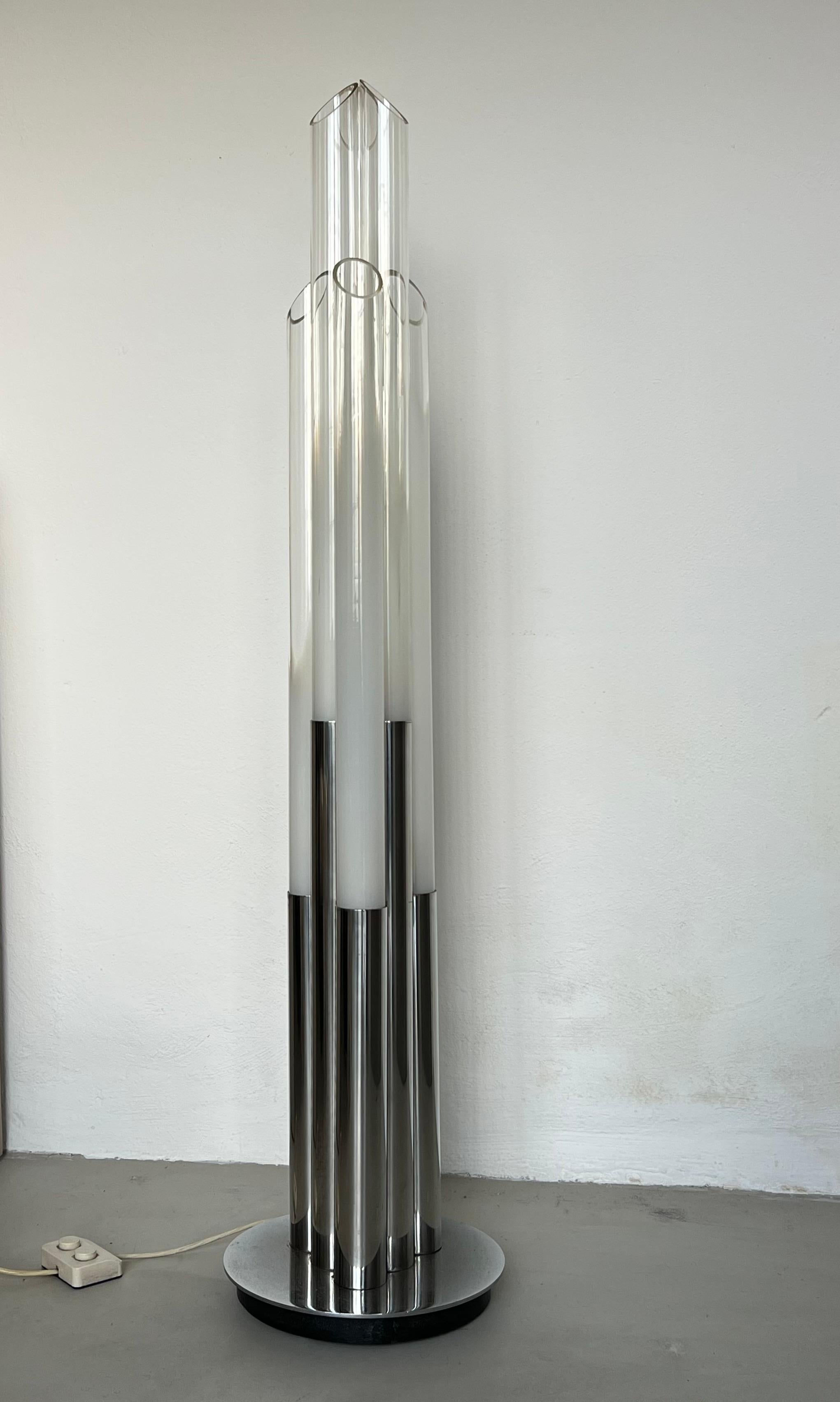 Stunning floor lamp designed by Carlo Nason for Mazzega in the 60's.
Composed by a round metal plate with a series of chromed pipes disposed in the center that hold 6 murano glass pipes that float in the air vertically and with different heigh , cut