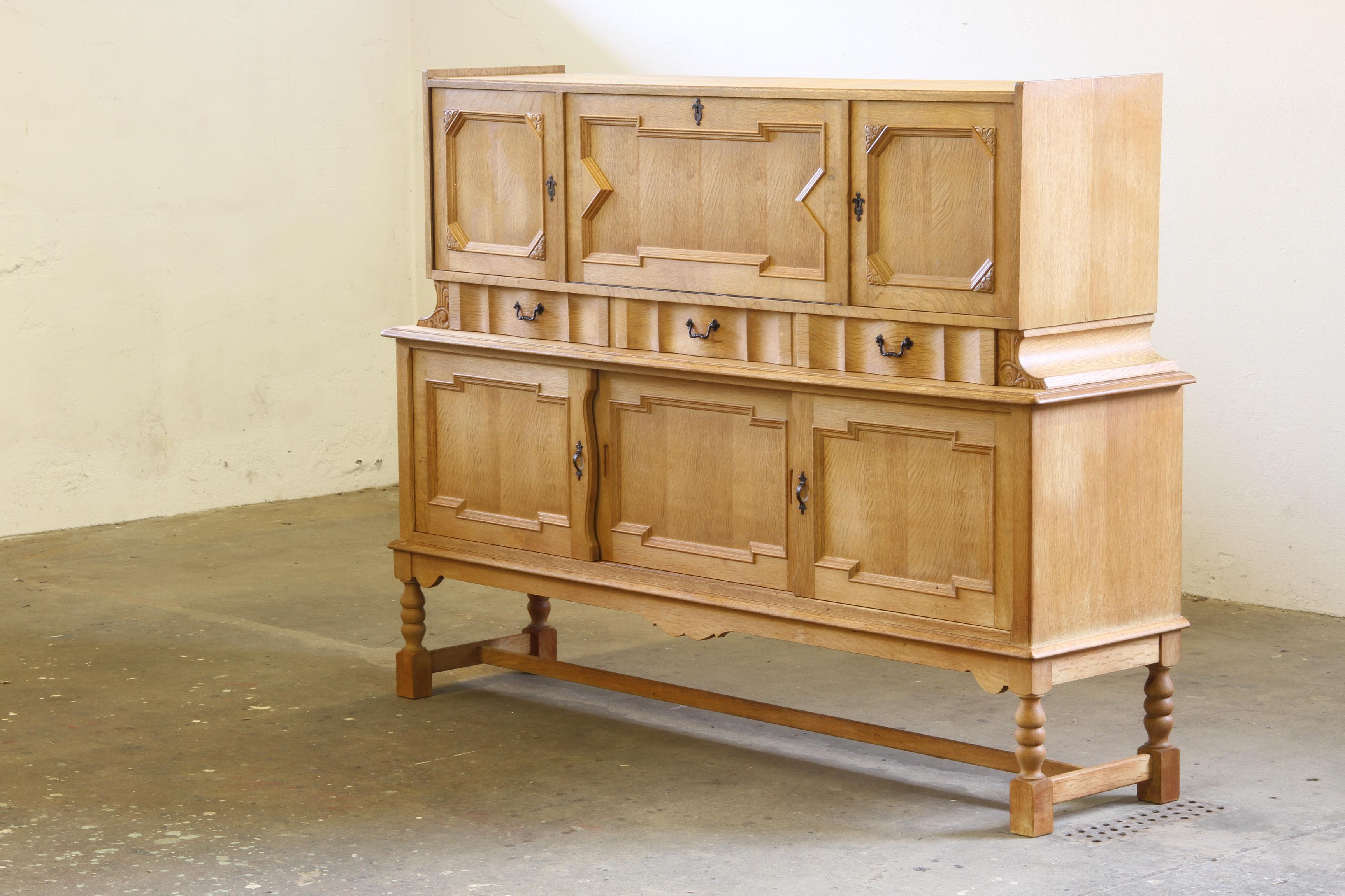 A Light Oak Storage Cabinet from the 1960s – in the Style of Henning Kjærnulf

This compact cabinet, crafted in light Danish oak, features a design reminiscent of Henning Kjærnulf, blending baroque influences with modern Danish design and a raw,