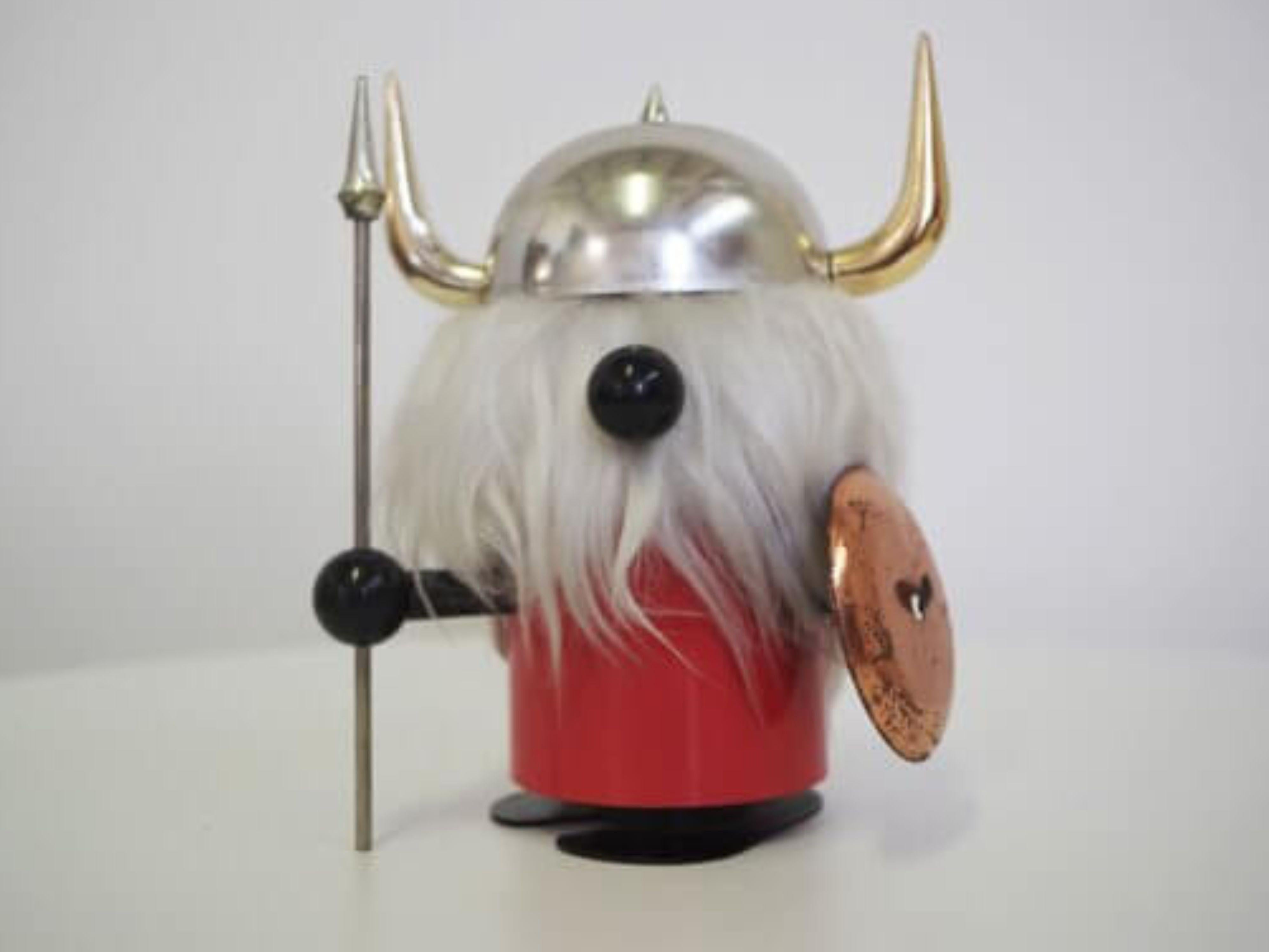 Vintage 1960s Olaf Viking Table Lamp by Oldtimer Ferrari - Un icono de mediados de siglo

Ilumina tu espacio con el inconfundible estilo de los años 60 con esta rara lámpara de sobremesa Olaf Viking de Oldtimer Ferrari. Esta pieza icónica