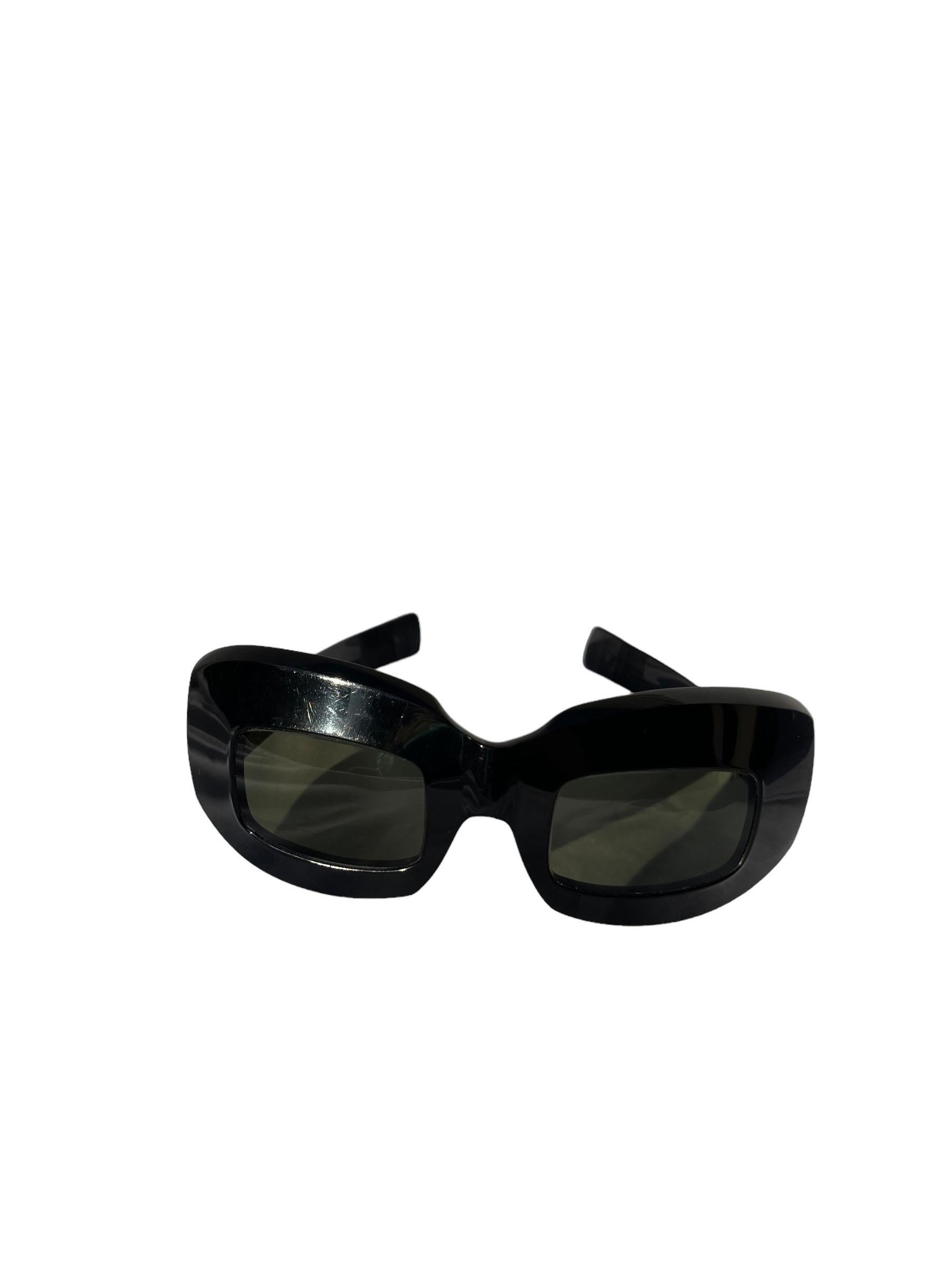 Vintage 1960s Oliver Goldsmith Mod Black Sunglasses 

These real deal black 60s ultra-mod curved plastic sunglasses are made in England by Oliver Goldsmith, originator of 