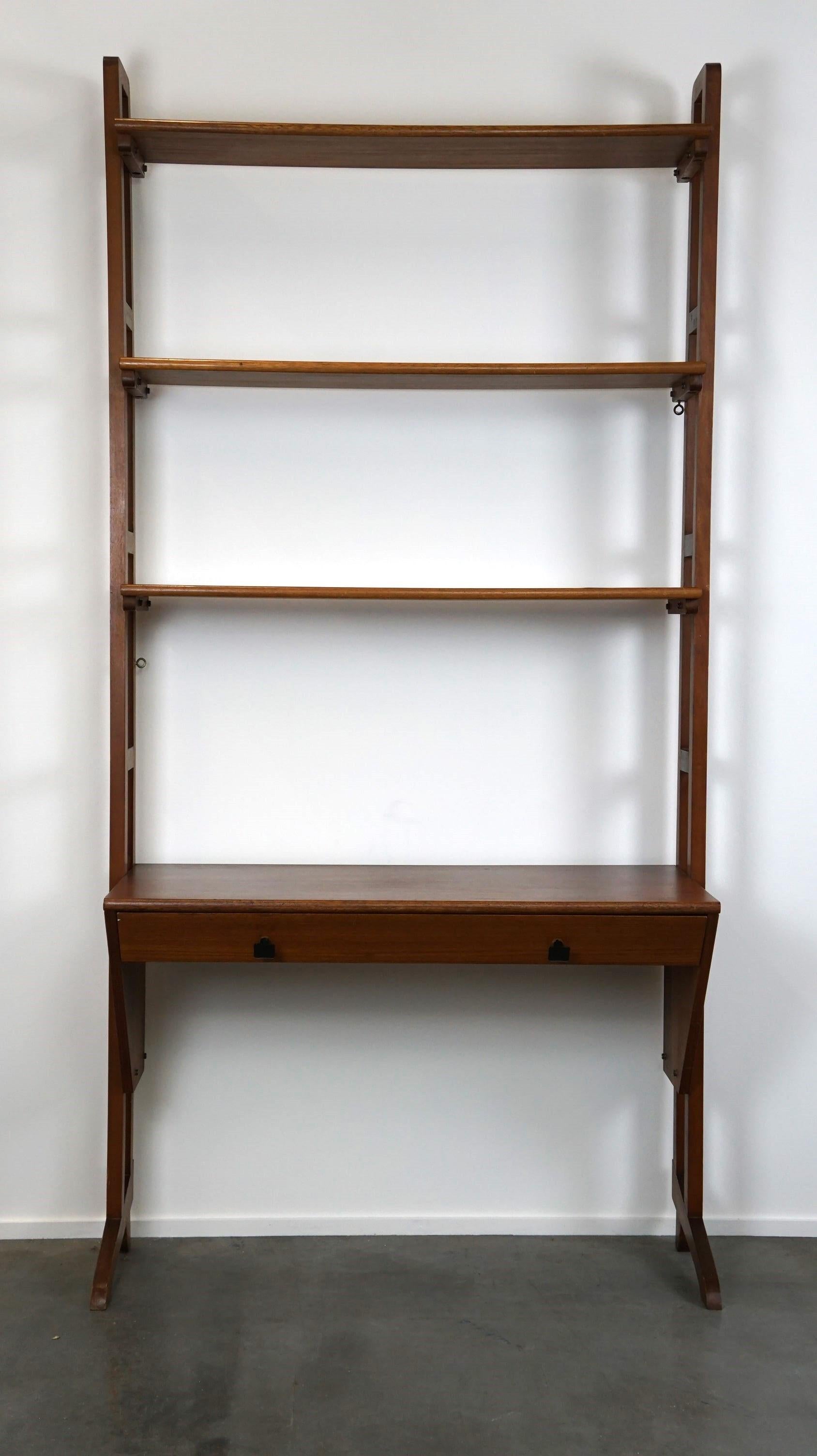 Angeboten wird dieses schöne, freistehende, offene Regal/Bücherschrank/Aufbewahrungsmöbel aus den 1960er Jahren mit 1 Schublade und 3 Fächern.

Dieses charmante und funktionelle Bücherregal im Design der 1960er Jahre ist eine schöne, praktische und