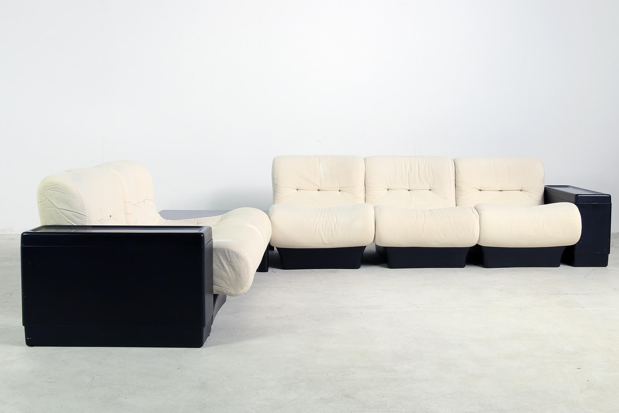 Beautiful vintage modular set, landscape seating, sofa and/or lounge chairs, designed by Otto Zapf for Vitsoe, rare fiberglass base, solid made seats, with additional white covers (should be cleaned, have zippers and are removable) tufted seats