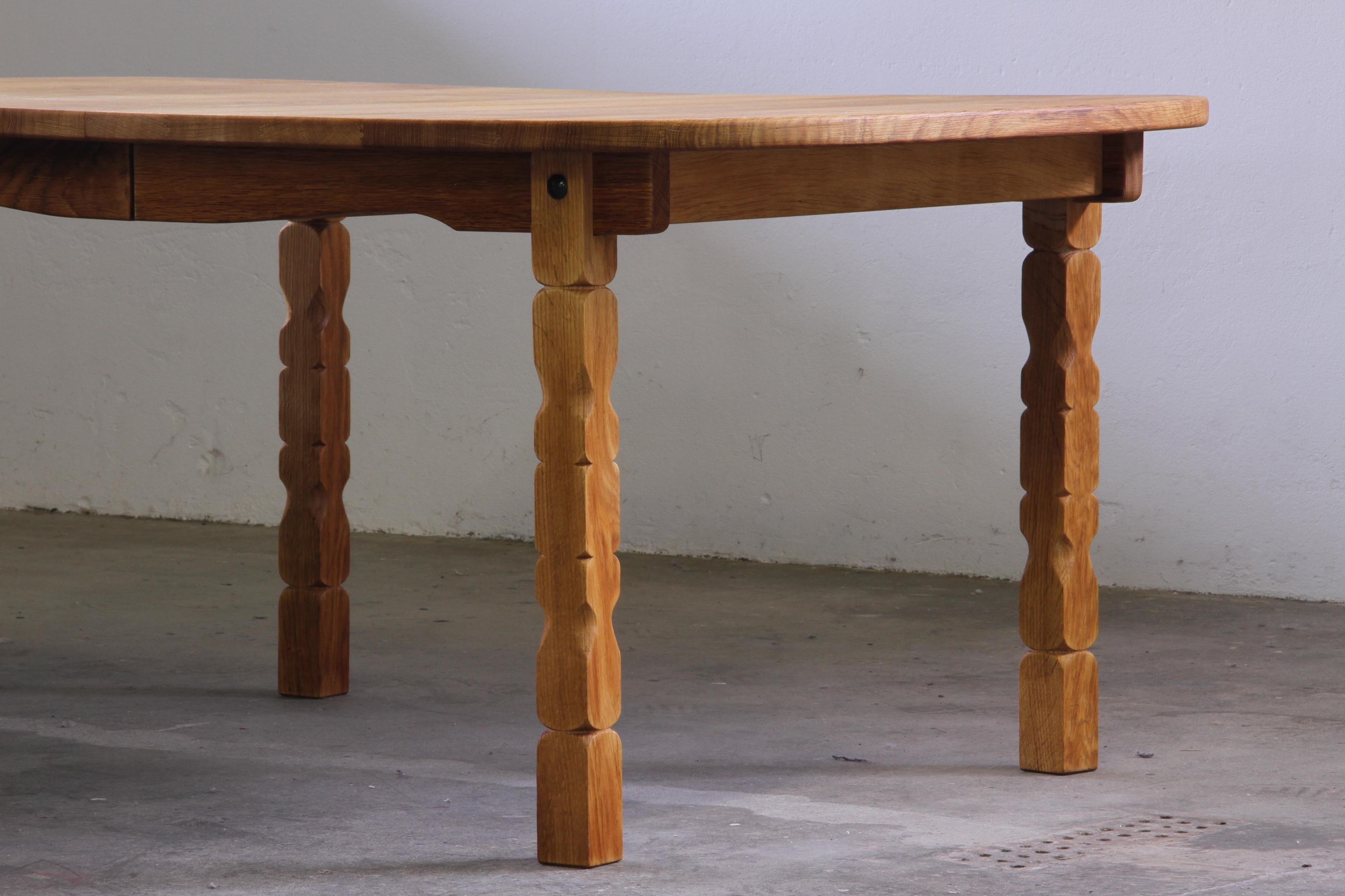 Vintage 1960s Oval Brutalist Danish Extending Oak Dining Table Style of Kjærnulf In Good Condition For Sale In Store Heddinge, DK