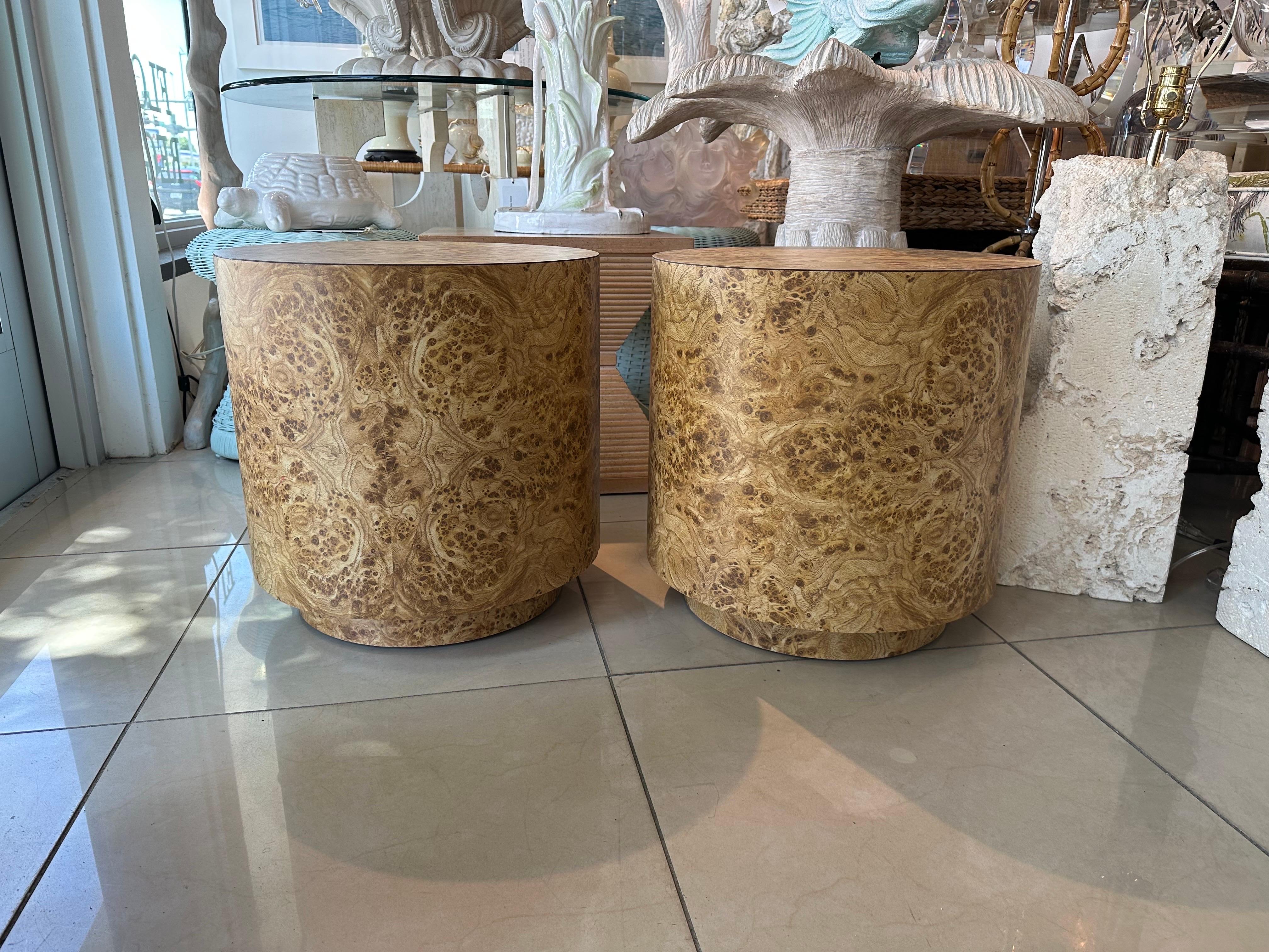 Vintage 1960s Pair of Burl Wood Laminat Drum Bänke Hocker oder Drink Tables (Moderne der Mitte des Jahrhunderts) im Angebot