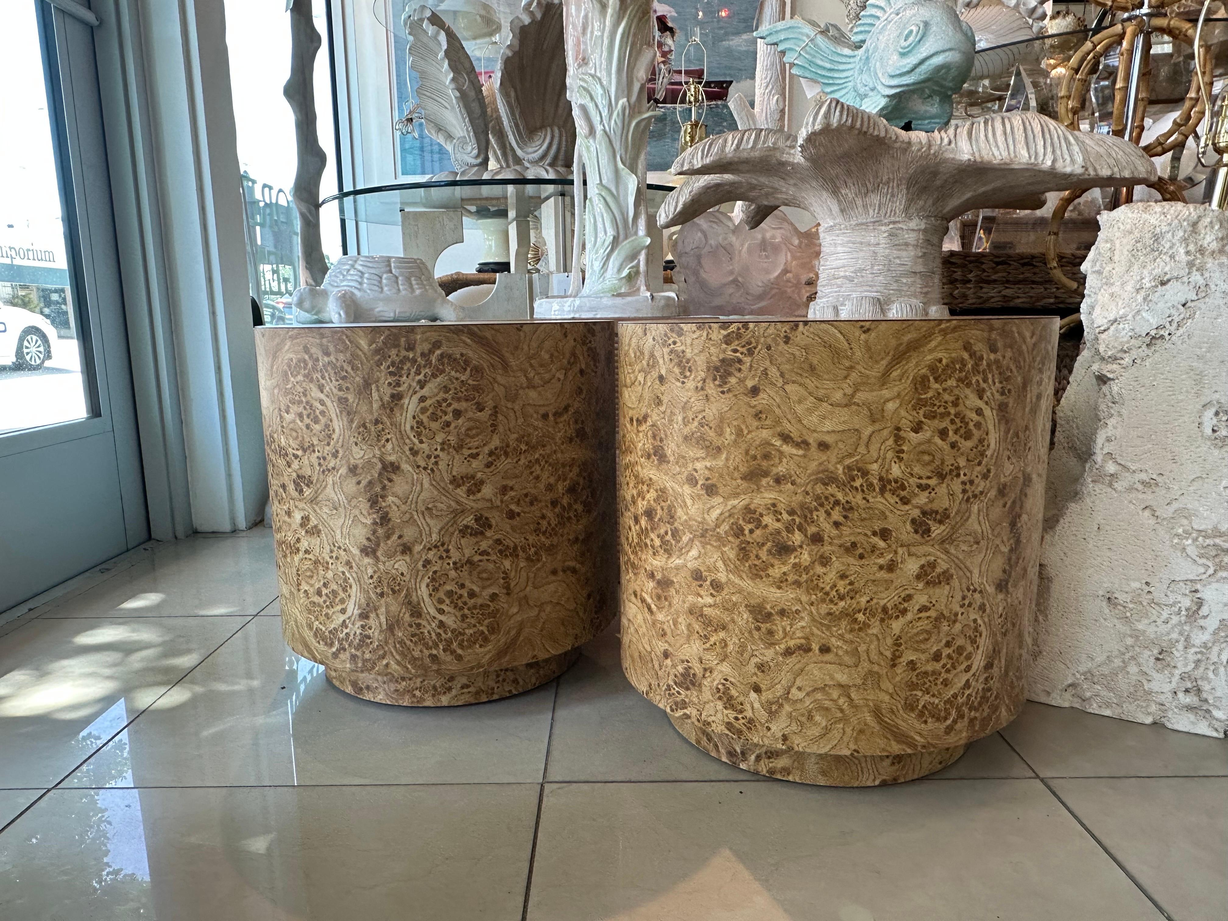 Vintage 1960s Pair of Burl Wood Laminat Drum Bänke Hocker oder Drink Tables (amerikanisch) im Angebot