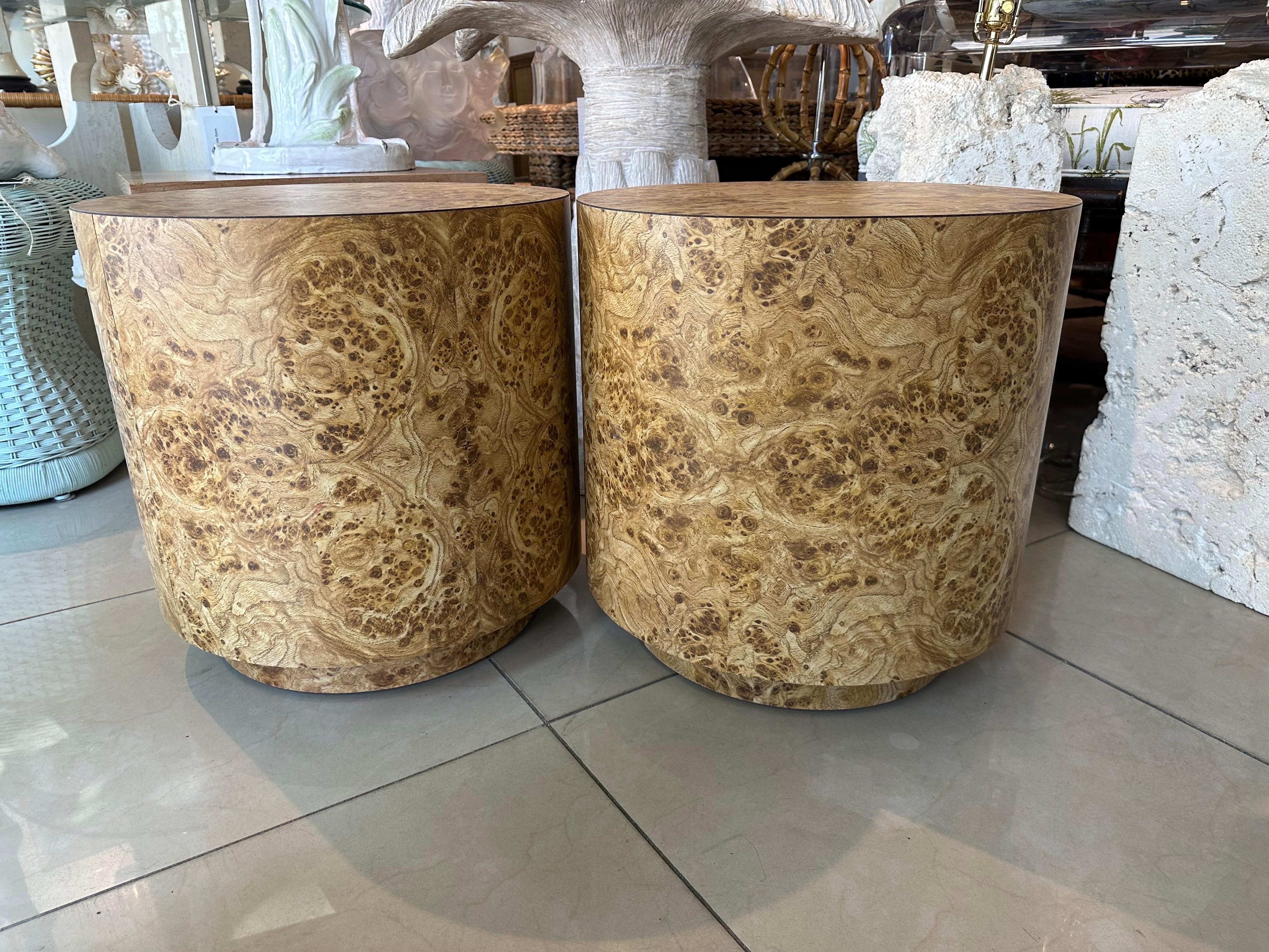 Vintage 1960s Pair of Burl Wood Laminat Drum Bänke Hocker oder Drink Tables (Laminiert) im Angebot