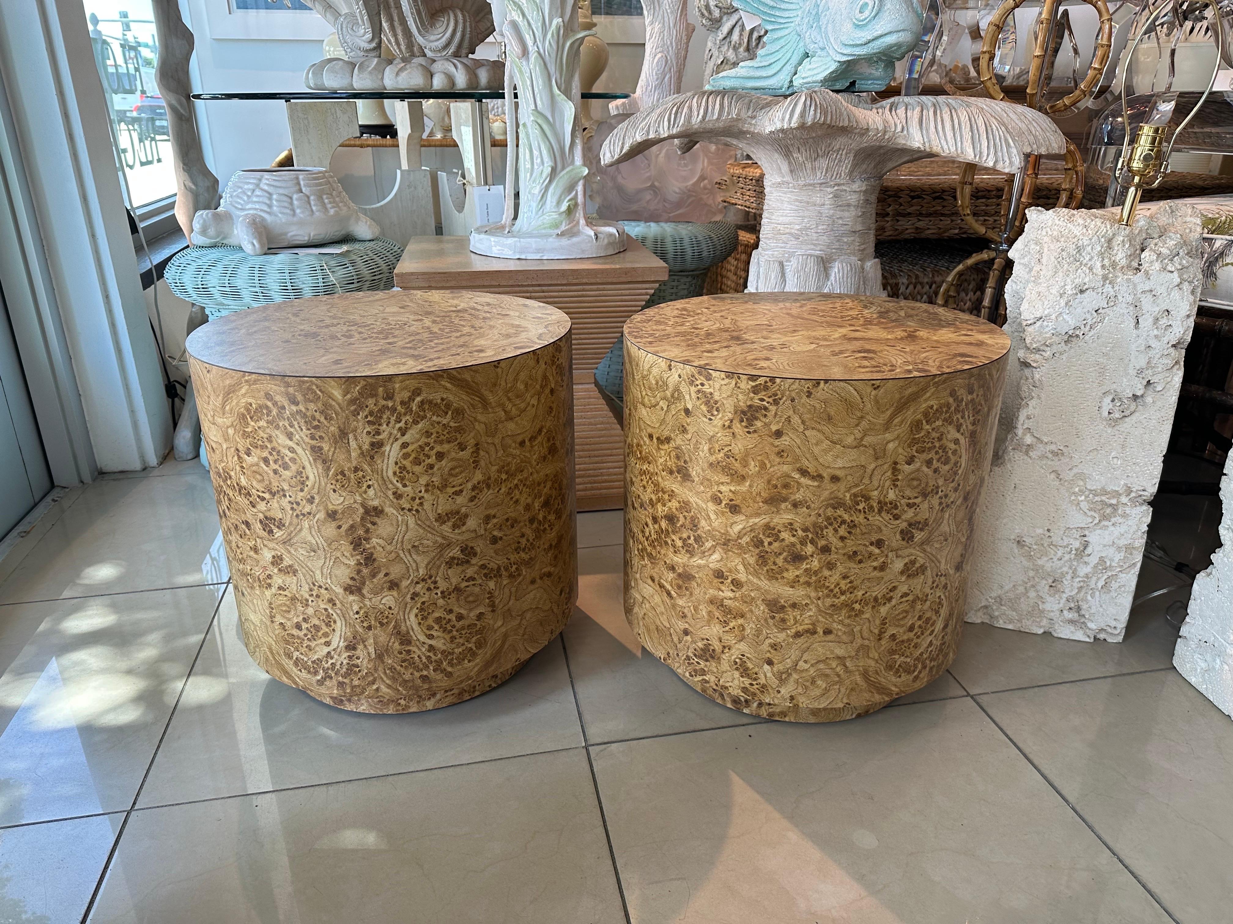 Vintage 1960s Pair of Burl Wood Laminat Drum Bänke Hocker oder Drink Tables im Zustand „Gut“ im Angebot in West Palm Beach, FL