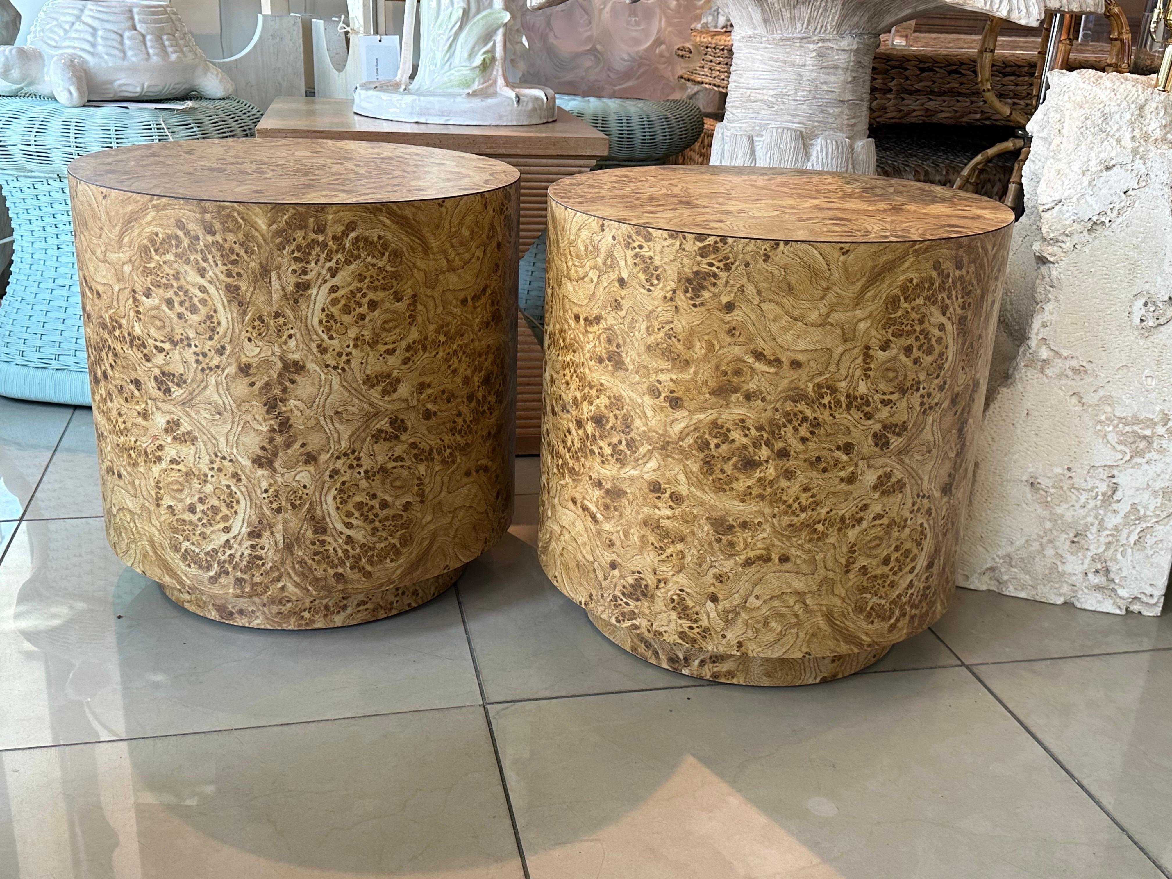 Vintage 1960s Pair of Burl Wood Laminat Drum Bänke Hocker oder Drink Tables (Mitte des 20. Jahrhunderts) im Angebot