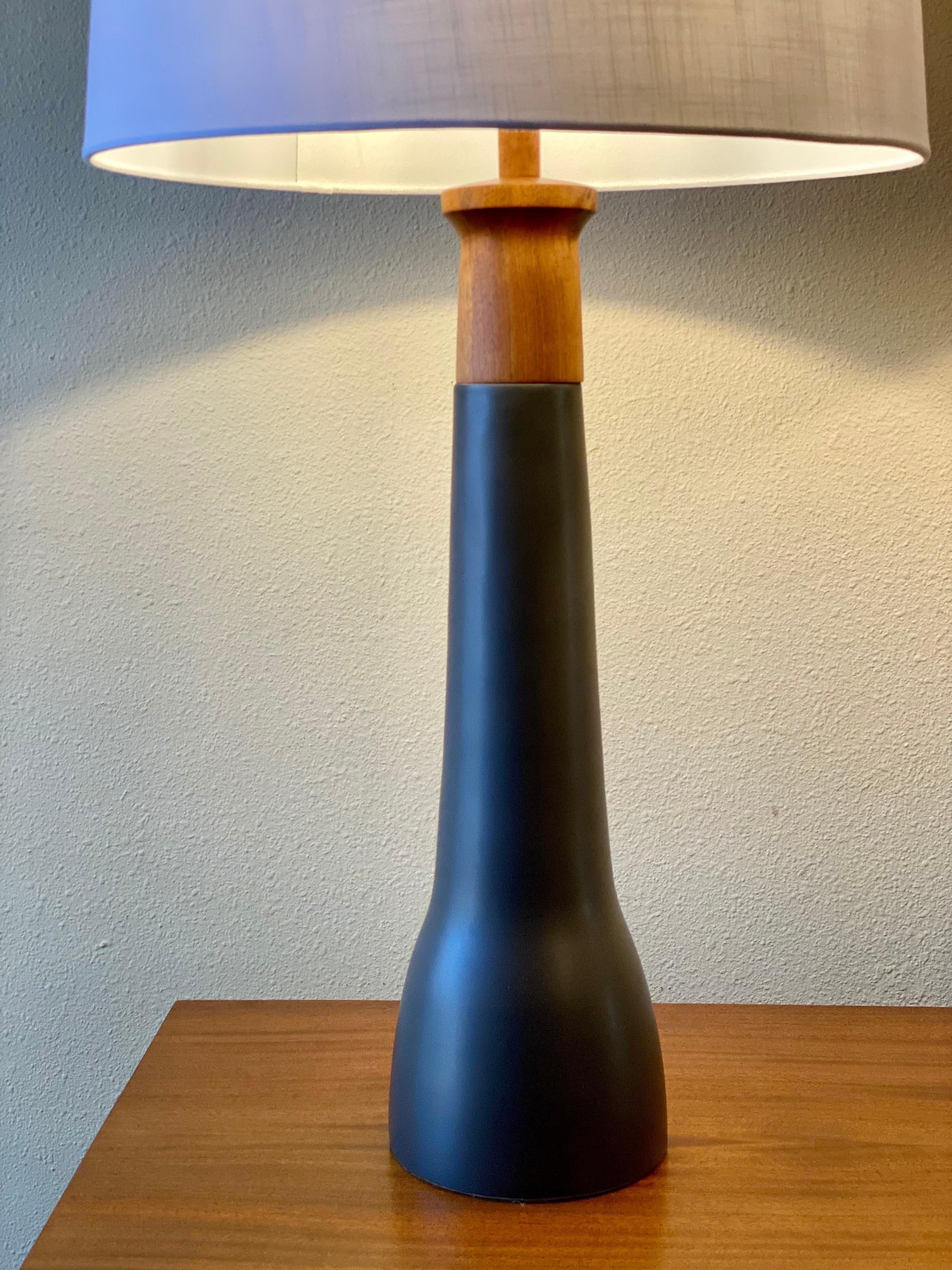Vintage 1960s Pair of Gordon and Jane Martz Black Ceramic and Walnut Table Lamps In Good Condition In San Antonio, TX