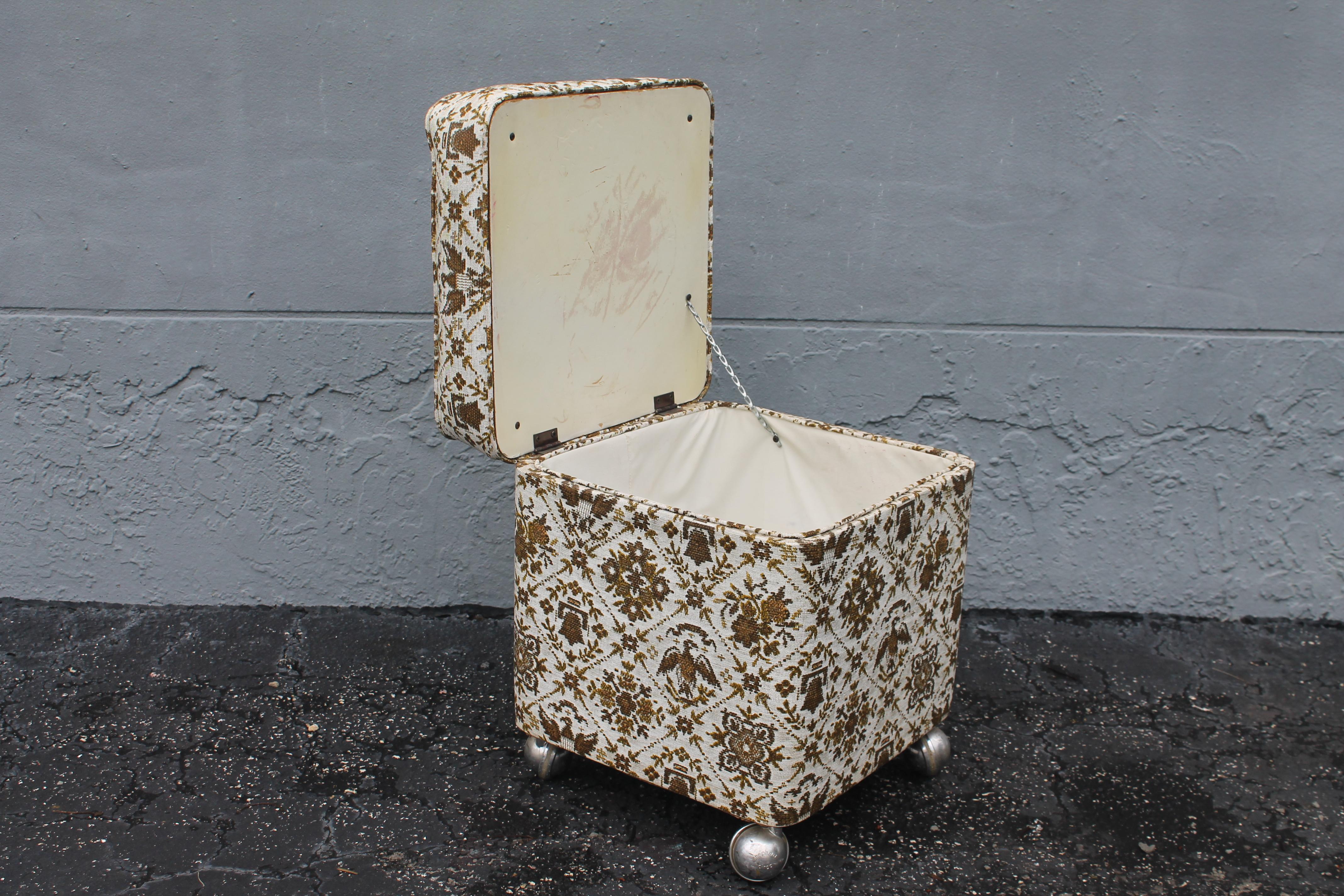 Mid-Century Modern Vintage 1960's Patriot Textile Vinyl Rolling Ottoman with Storage Compartment For Sale