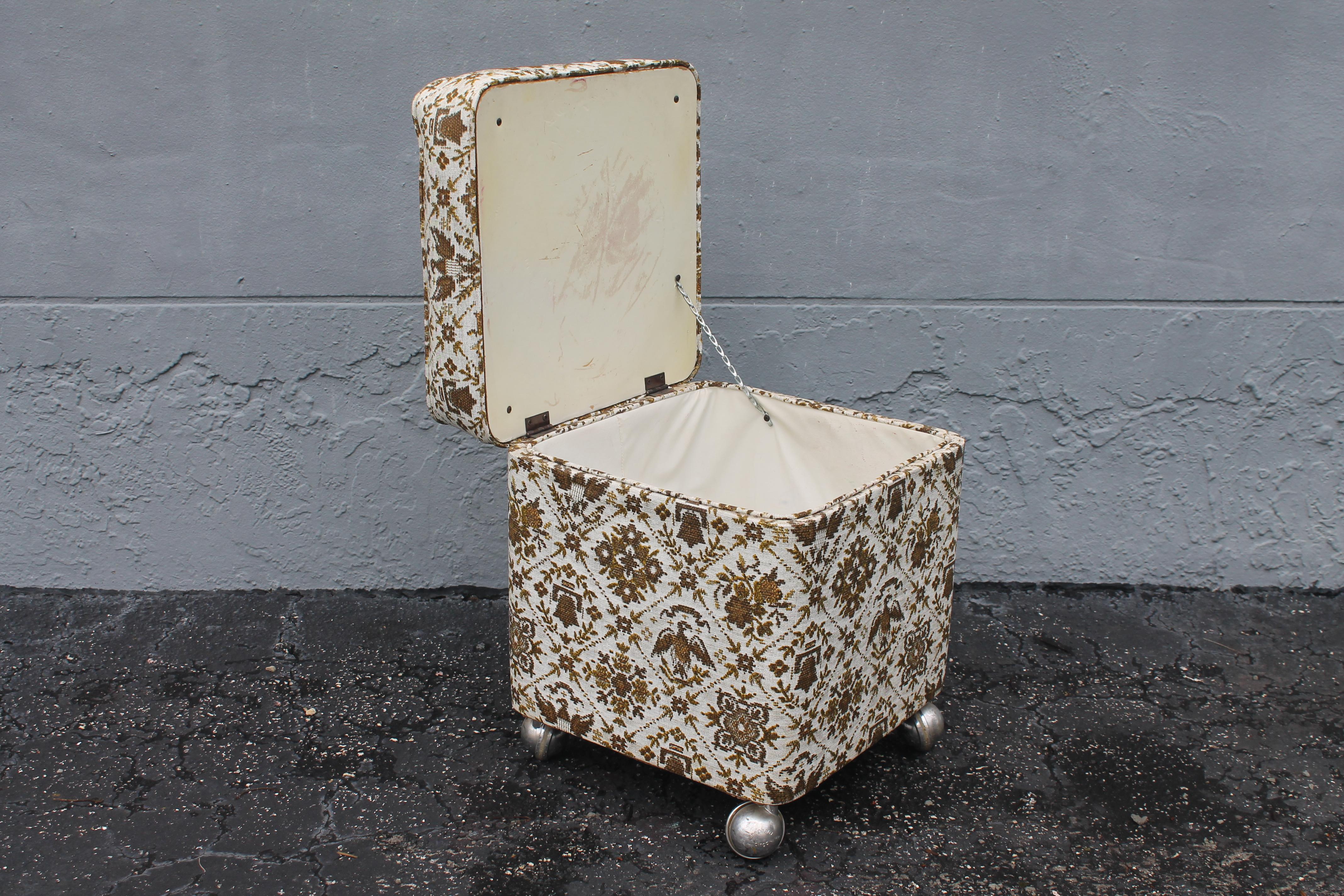 American Vintage 1960's Patriot Textile Vinyl Rolling Ottoman with Storage Compartment For Sale