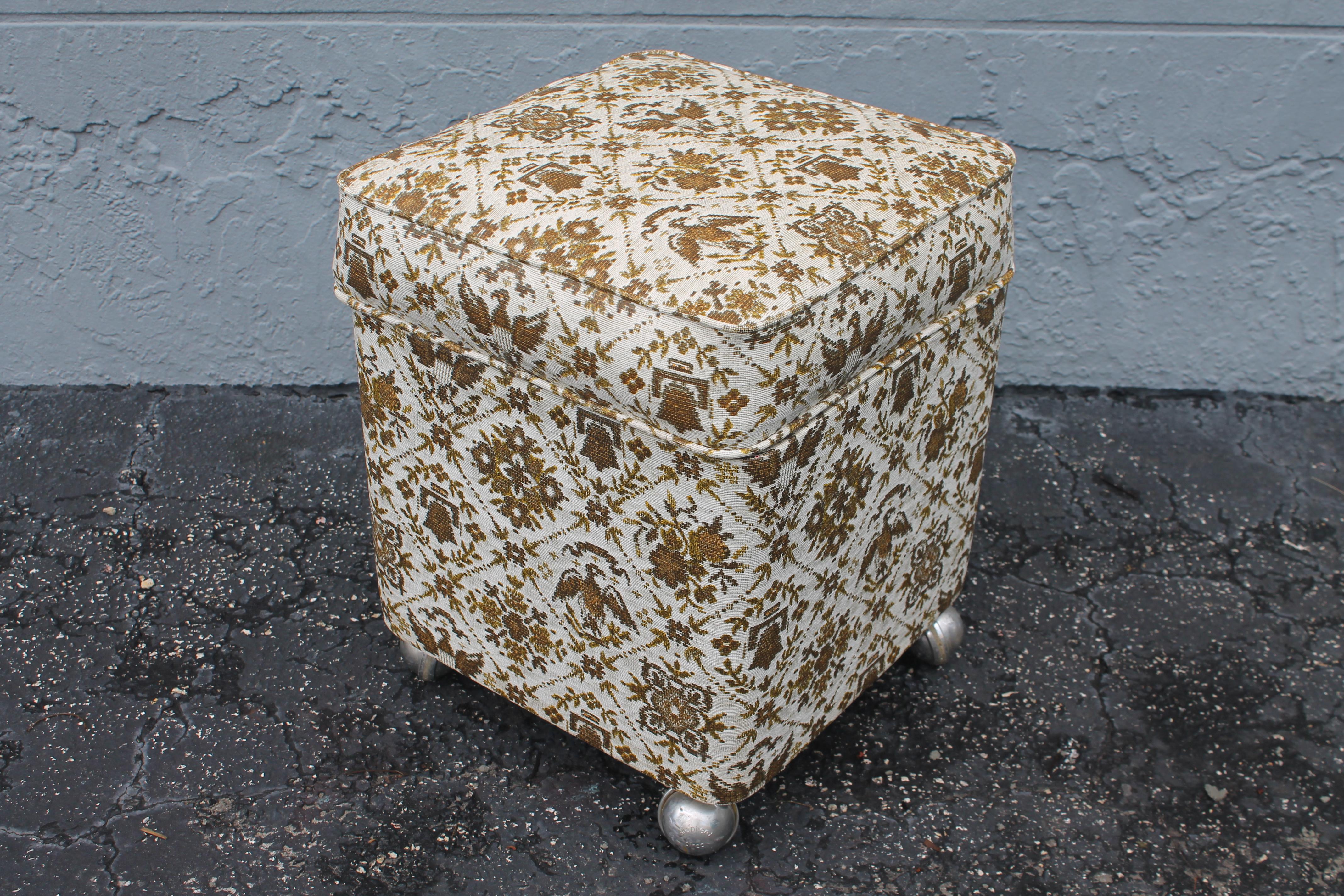 Vintage 1960's Patriot Textile Vinyl Rolling Ottoman with Storage Compartment In Good Condition For Sale In Opa Locka, FL