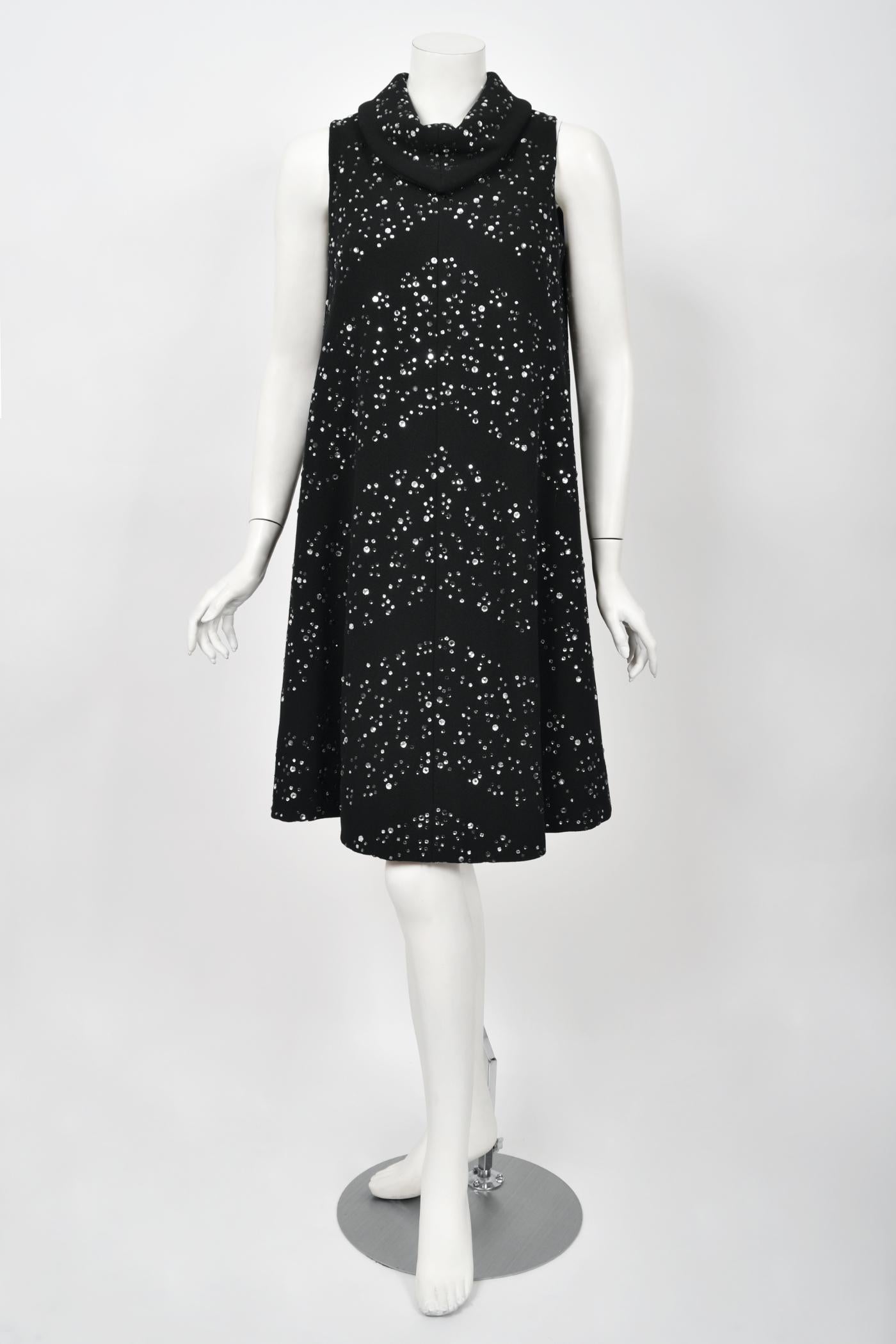 Une robe de cocktail Pauline Trigère exceptionnellement chic et totalement intemporelle datant du milieu des années 1960. À cette époque, le nom de Pauline Trigère fait partie des excès glamour de la mode hollywoodienne. Sa confection exquise et ses