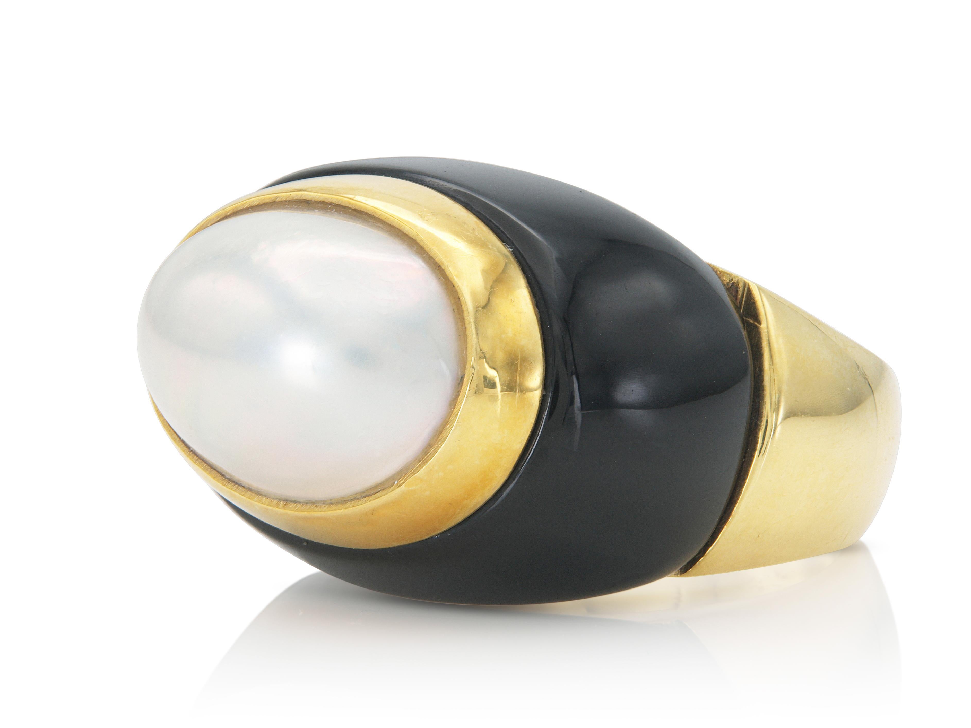 Fein gearbeitet in 18k Gelbgold mit einer Perle und Onyx.
Circa 1960er Jahre
Größe 5, größenverstellbar