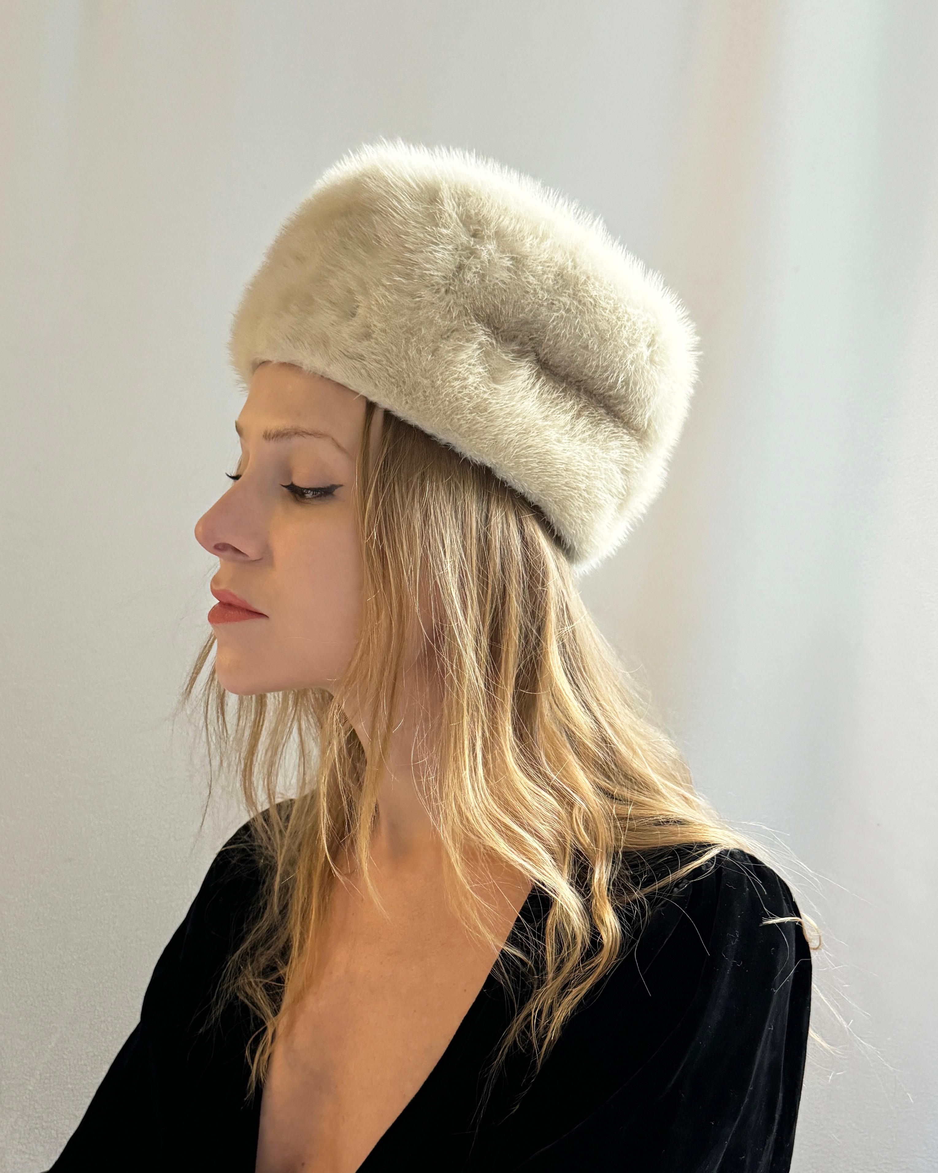 VINTAGE 1960s PEARL MINK HAT In Good Condition For Sale In New York, NY