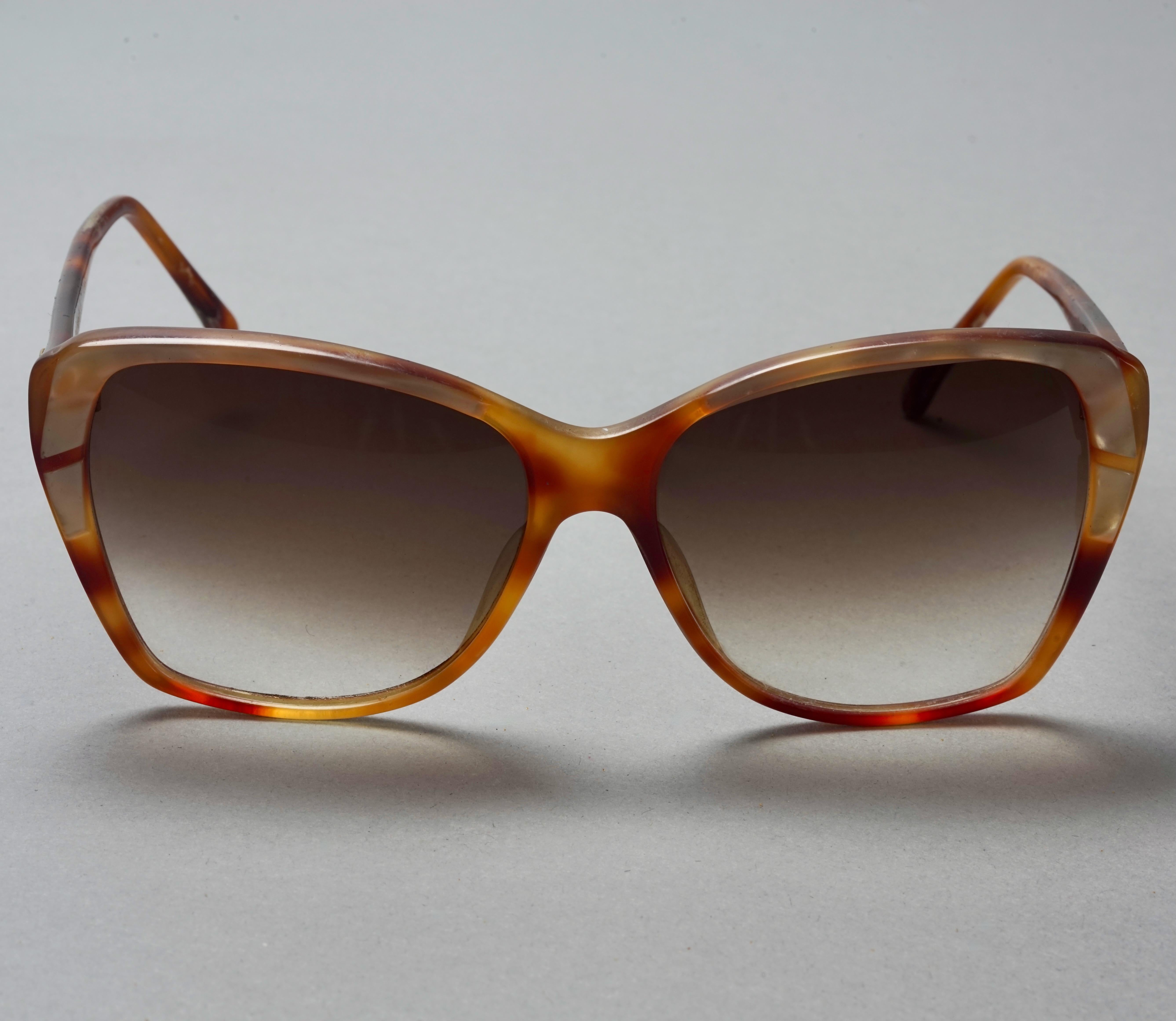 Vintage 1960s PIERRE CARDIN Tortoise Mother of Pearl Sunglasses In Fair Condition For Sale In Kingersheim, Alsace