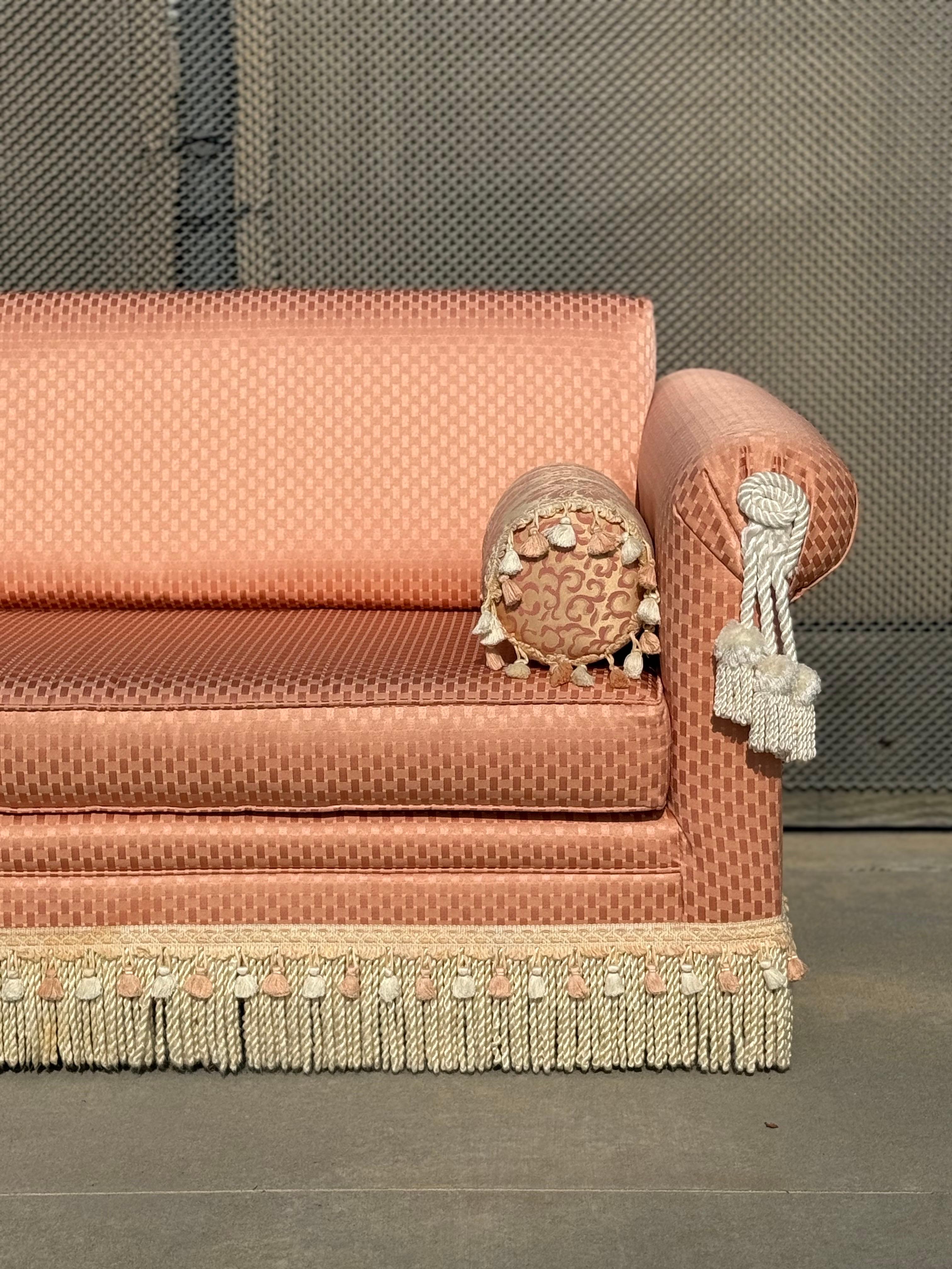 Ein atemberaubender Liebessessel aus den 1960er Jahren mit rosa Originalstoff. Alles an diesem Sofa ist originell, bis hin zum Quastensaum. Die Details sind exquisit. In Anbetracht des Alters ist es in sehr gutem Zustand, mit geringen