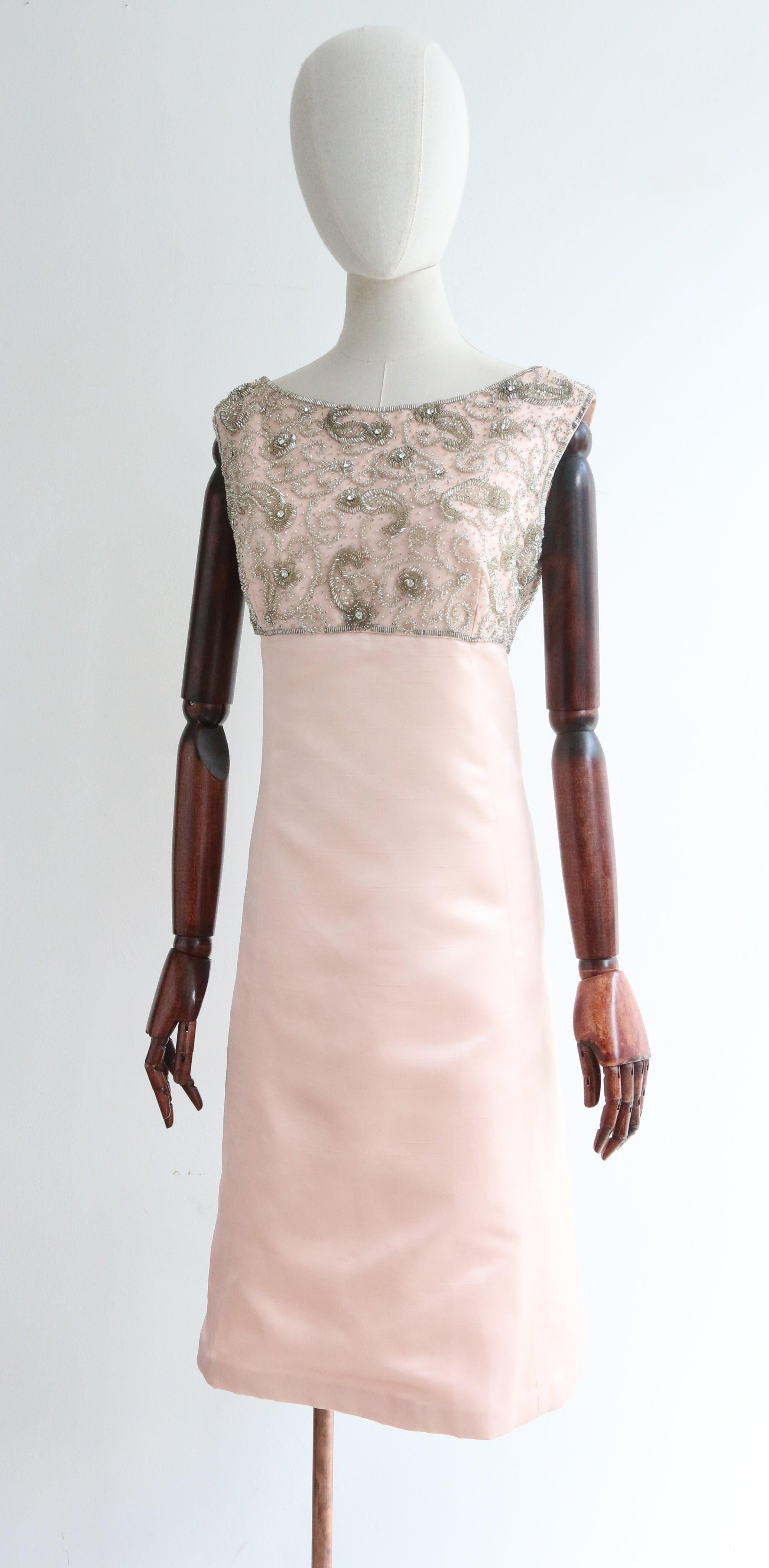 Abito da cocktail vintage anni '60 in seta rosa con perline Malcom Starr Paisley UK 12 US 8 in vendita 1