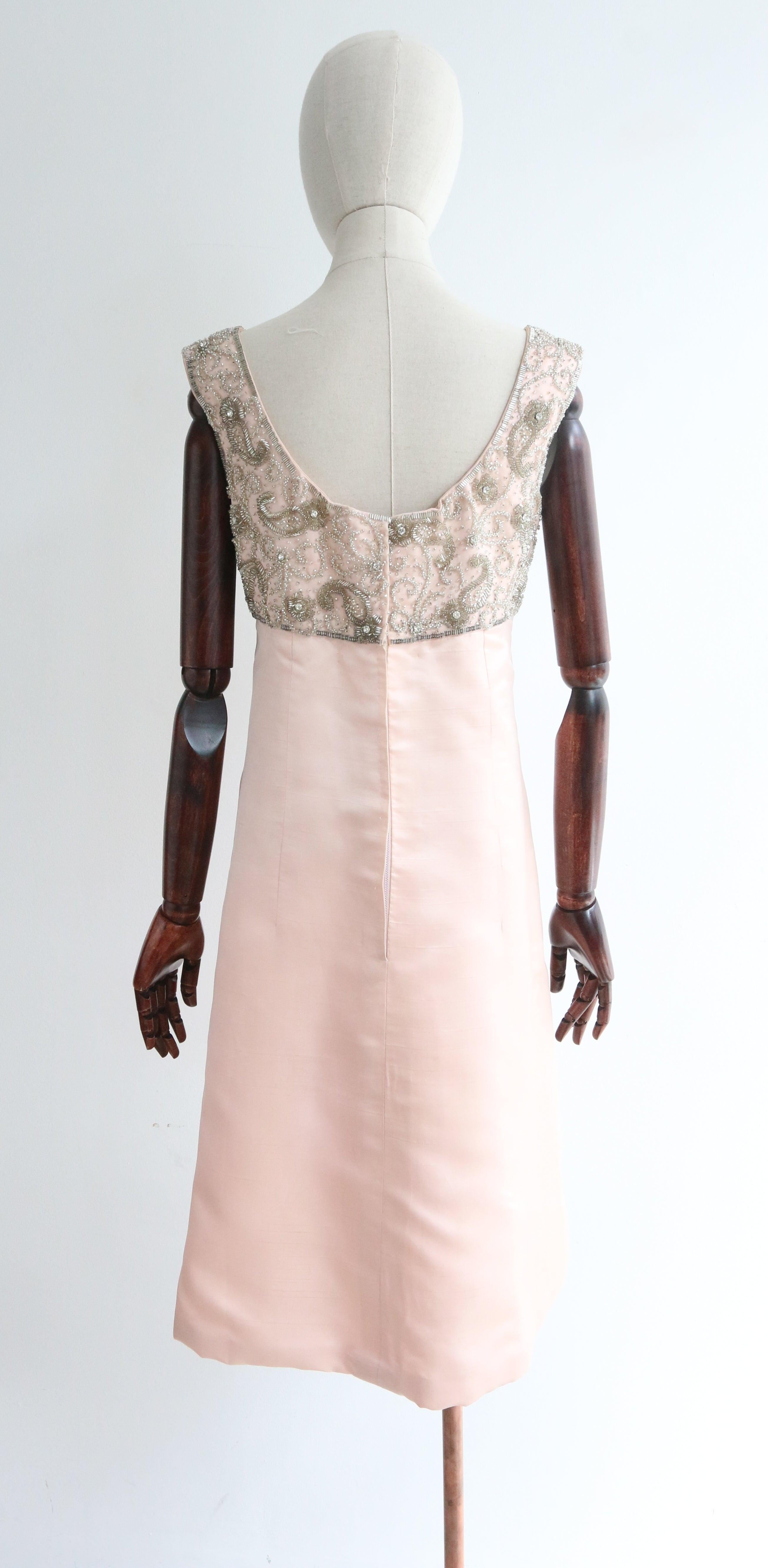 Abito da cocktail vintage anni '60 in seta rosa con perline Malcom Starr Paisley UK 12 US 8 in vendita 2