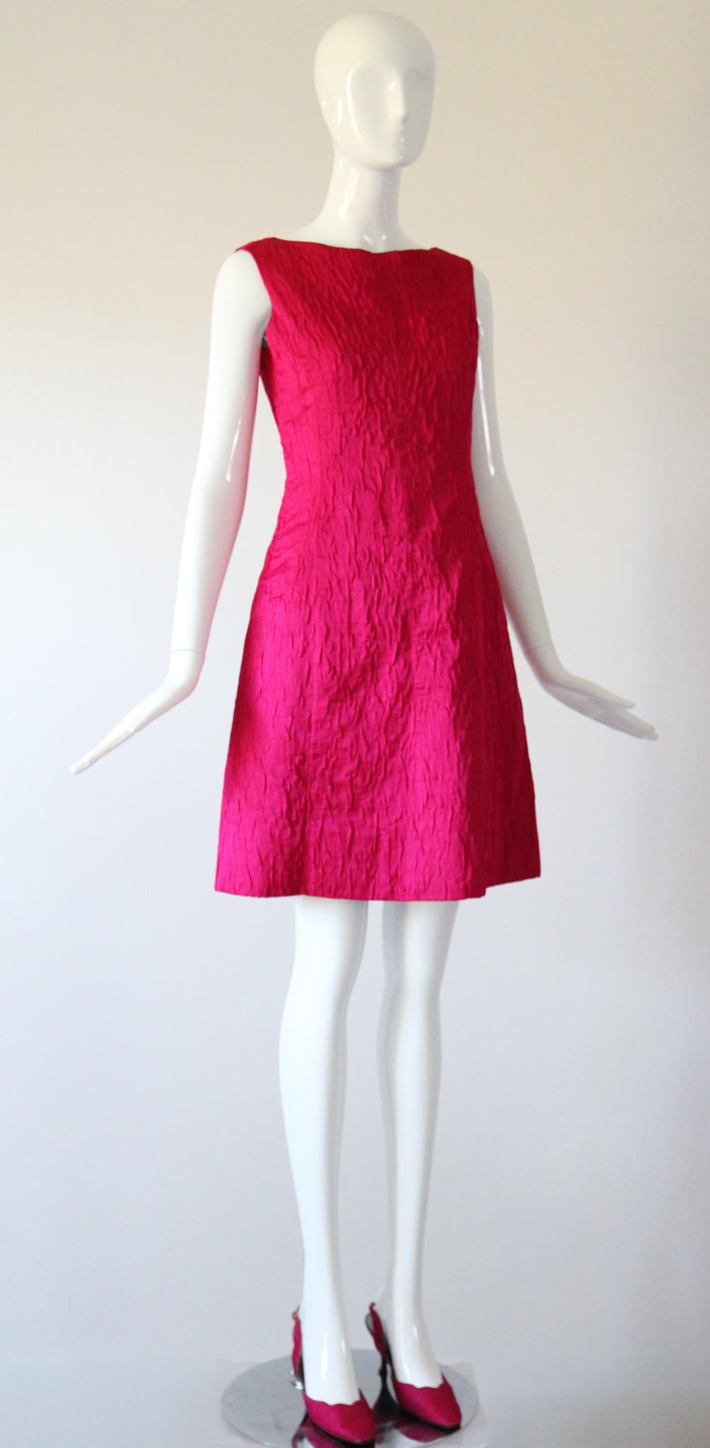 Vestido vintage de seda rosa de los años 60 y capa a juego de plumas de avestruz UK 12 US 8 en venta 5