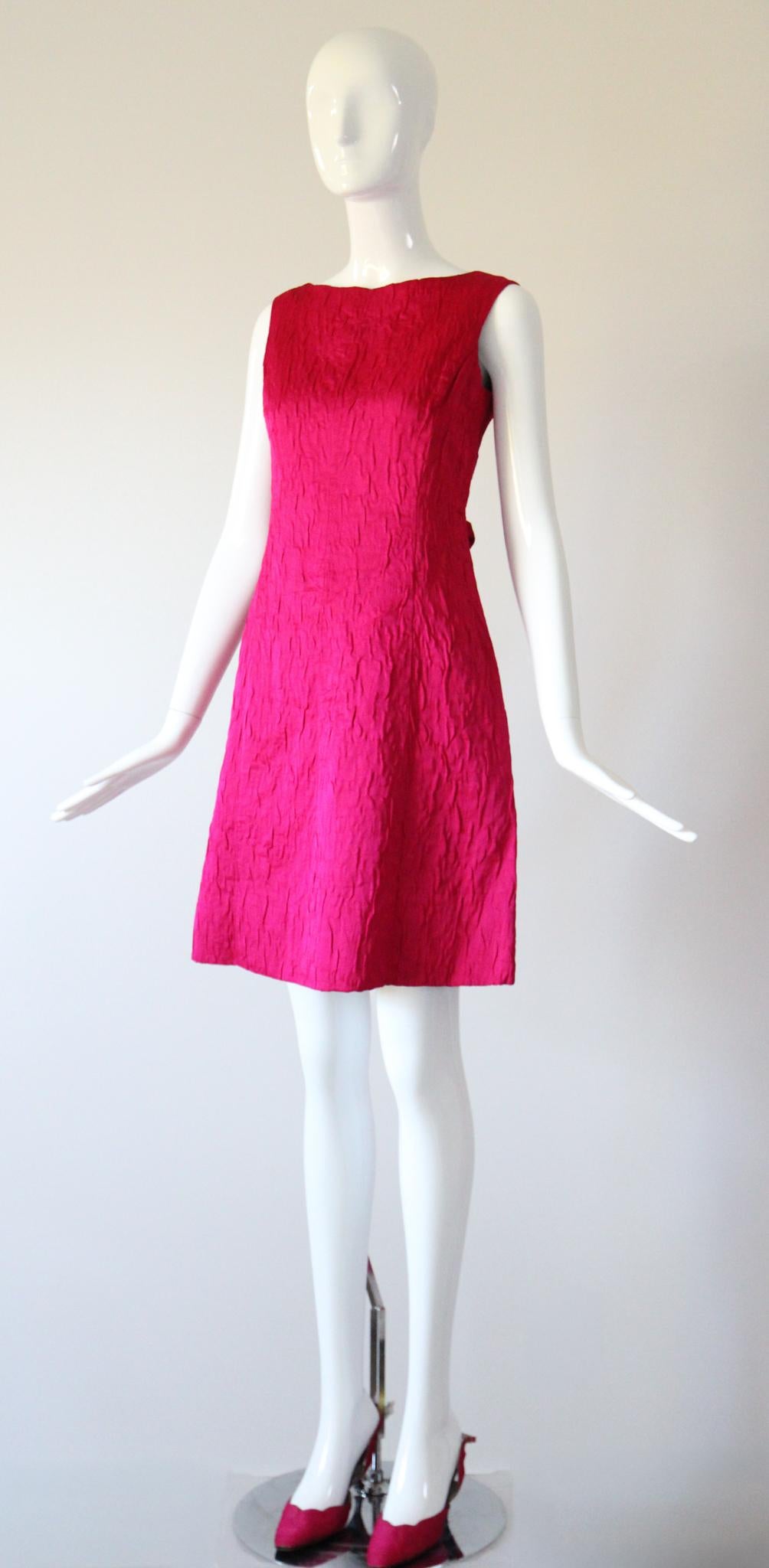 Vestido vintage de seda rosa de los años 60 y capa a juego de plumas de avestruz UK 12 US 8 en venta 6