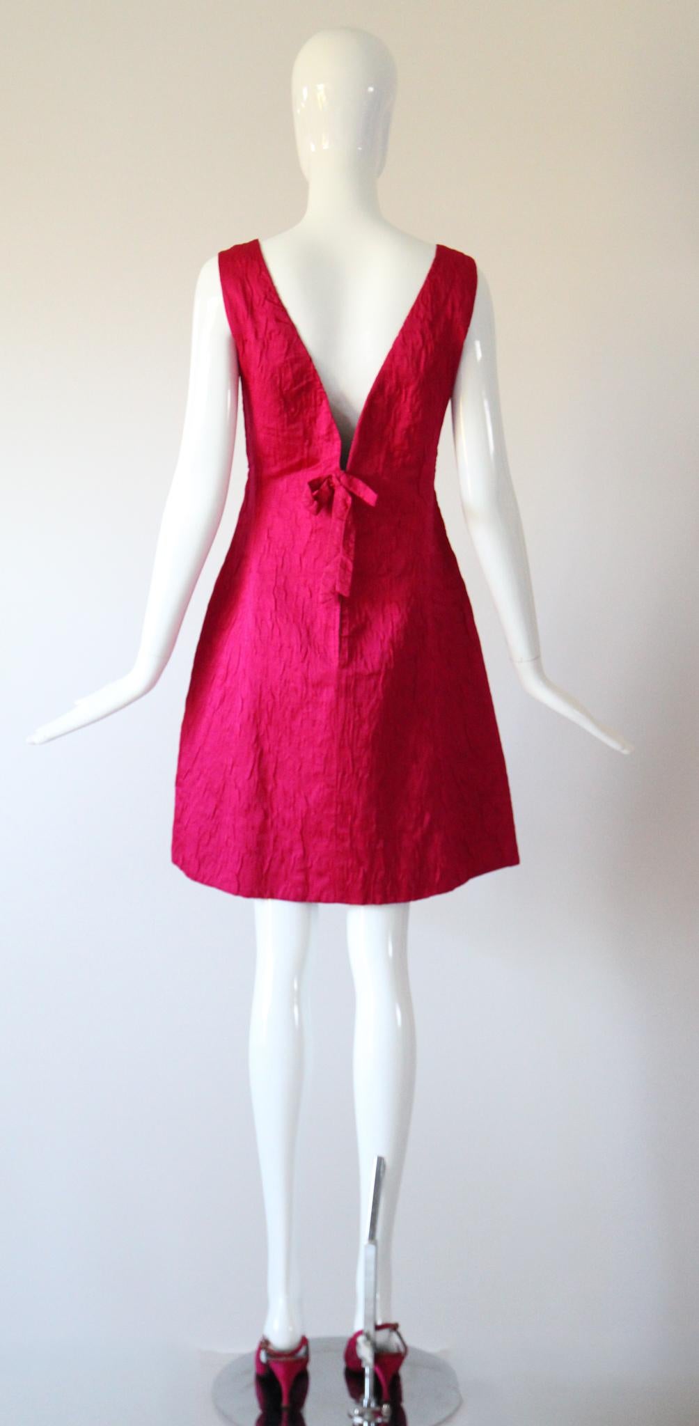 Vestido vintage de seda rosa de los años 60 y capa a juego de plumas de avestruz UK 12 US 8 en venta 7