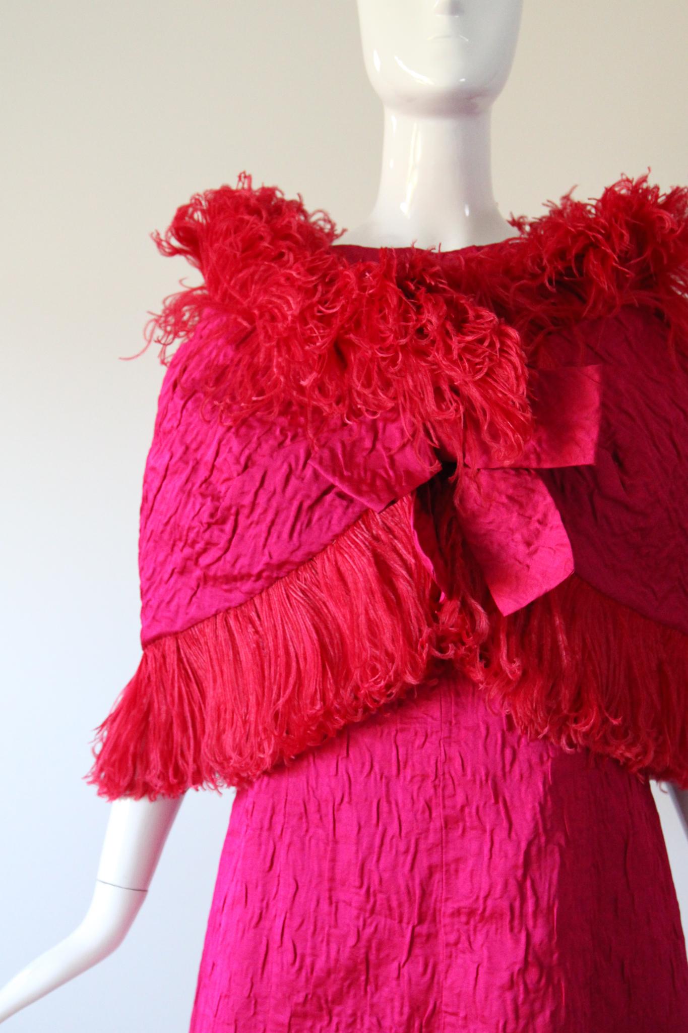 Vestido vintage de seda rosa de los años 60 y capa a juego de plumas de avestruz UK 12 US 8 Rosa en venta